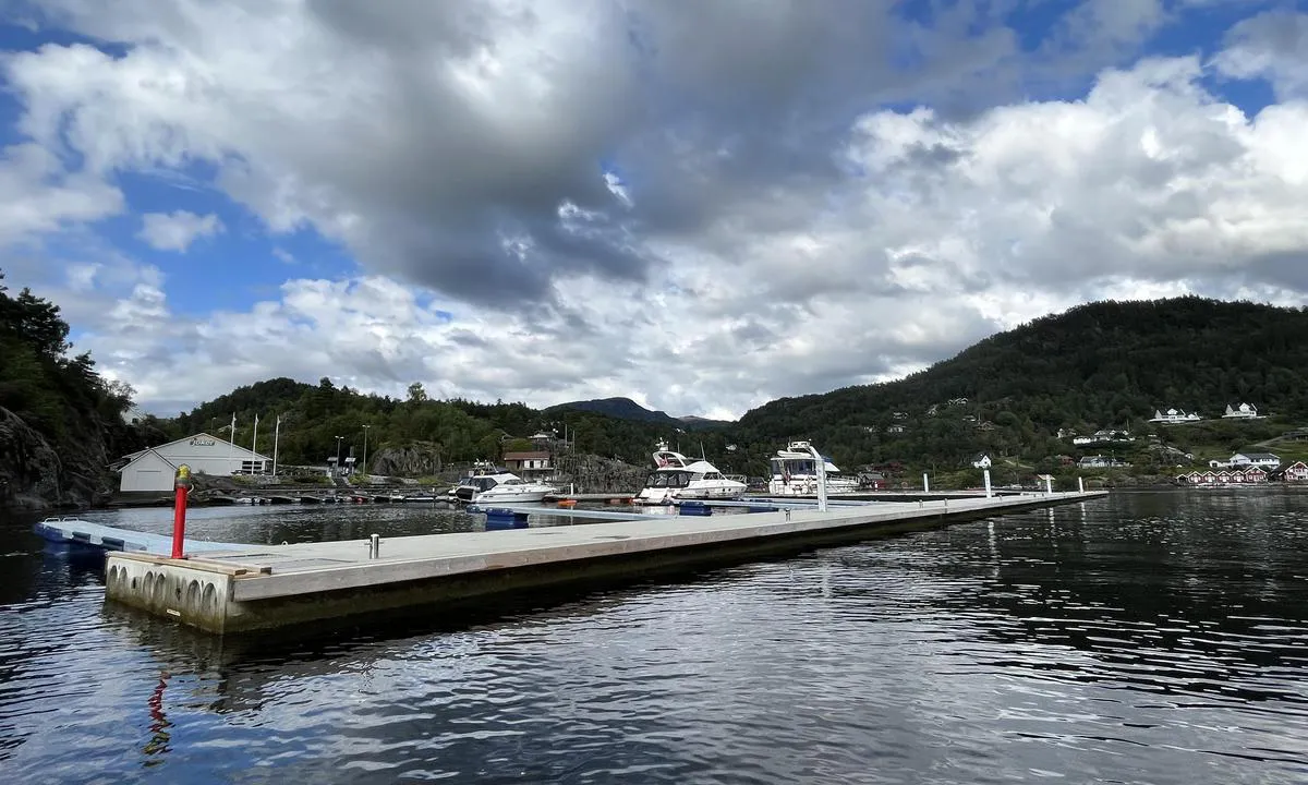 Vatlandsvåg: {"base": "no", "no": "Ny flott flytebrygge kom i 2022. Her ligger man langside p\u00e5 utsiden. P\u00e5 innsiden er det doble b\u00e5ser og noen langsideplasser.", "se": "Ny flott flytbrygga kom 2022. H\u00e4r ligger man l\u00e5ngsides p\u00e5 utsidan. P\u00e5 insidan finns det dubbla b\u00e5s och n\u00e5gra l\u00e5ngsidesplatser.", "en": "A new, great floating dock was installed in 2022. Here, you moor alongside on the outside. On the inside, there are double berths and some alongside spaces.", "da": "Ny flot flydebro kom i 2022. Her ligger man langsiden p\u00e5 ydersiden. P\u00e5 indersiden er der dobbelte b\u00e5se og nogle langsidespladser."}