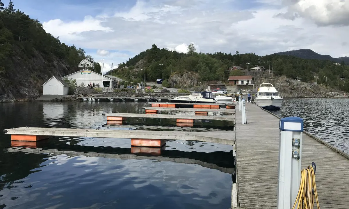 Vatlandsvåg: {"base": "no", "no": "4 doble b\u00e5ser samt longside p\u00e5 flytebrygge.\r\n2 fine gapahuker med grull samt fine sanit\u00e6rforhold.", "se": "4 dubbla b\u00e5sar samt l\u00e4sida p\u00e5 flytbrygga. 2 fina gapahuker med grill samt fina sanitetsf\u00f6rh\u00e5llanden.", "en": "4 double berths as well as alongside a floating dock. 2 nice shelters with grills as well as good sanitary facilities.", "da": "4 dobbelte b\u00e5se samt langside p\u00e5 flydebro. 2 fine gapahuker med grill samt fine sanit\u00e6re forhold."}