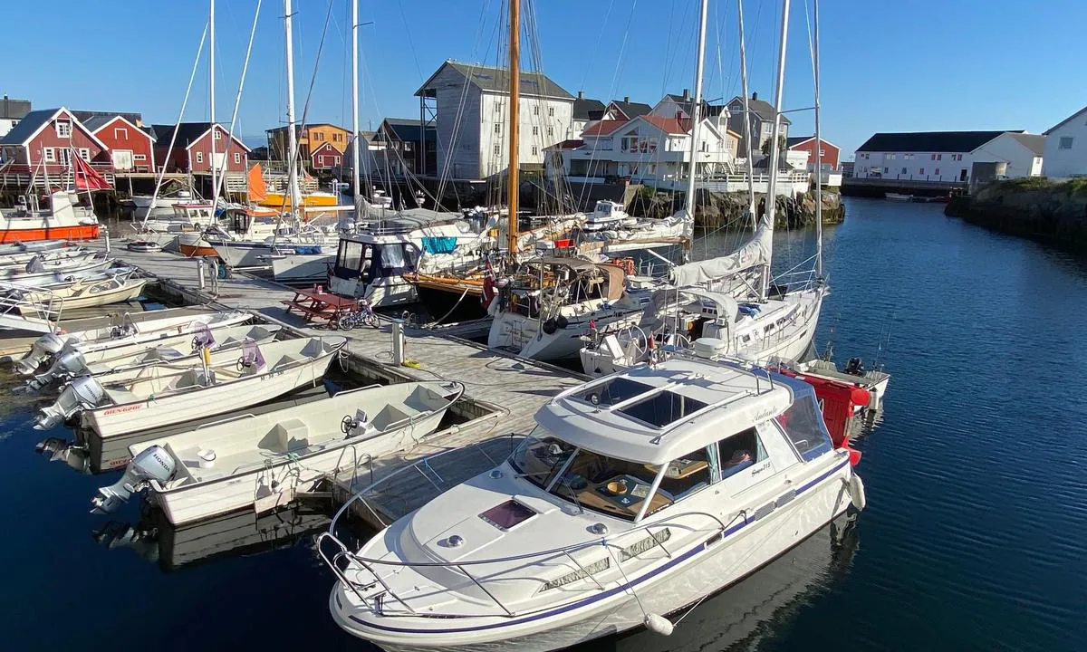 Veiholmen: {"base": "no", "no": "Gjestebrygga ved Coop Marked.", "se": "G\u00e4stbryggan vid Coop Marknad.", "en": "Guest pier by Coop Market.", "da": "G\u00e6stebroen ved Coop Marked."}