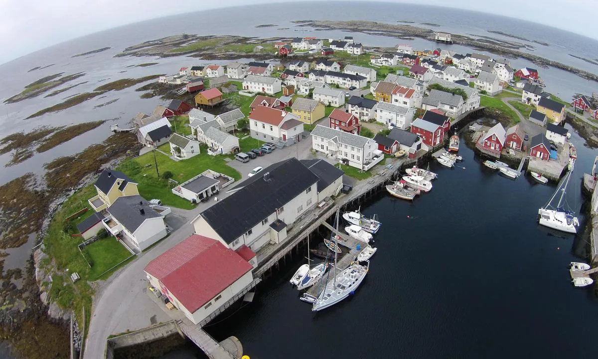 Veiholmen: {"base": "en", "no": "Veldig pittoresk havn.", "se": "Mycket pittoresk hamn.", "en": "Very pittoresk harbour.", "da": "Meget pittoresk havn."}