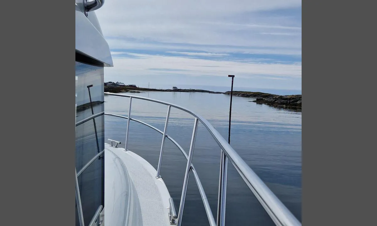 Veiholmen: {"base": "no", "no": "Veldig trangt og noe grunt inn fra Nord\u00f8st, men p\u00e5 fj\u00e6re sj\u00f8 var det likevel mulig med b\u00e5t med 1,2m draft.\r\nGreit merket, men b\u00f8r nok g\u00e5 rundt om det er mye vind.", "se": "V\u00e4ldigt tr\u00e5ngt och n\u00e5got grunt in fr\u00e5n nordost, men vid l\u00e5gvatten var det \u00e4nd\u00e5 m\u00f6jligt med b\u00e5t med 1,2m djupg\u00e5ende.<br>V\u00e4l markerat, men det \u00e4r nog b\u00e4st att g\u00e5 runt om det \u00e4r mycket vind.", "en": "Very narrow and somewhat shallow from the northeast, but at low tide it was still possible with a boat with a 1.2m draft. Clearly marked, but it's probably better to go around if there's a lot of wind.", "da": "Meget trangt og noget lavvandet ind fra Nord\u00f8st, men ved lavvande var det alligevel muligt med b\u00e5d med 1,2m dybgang. Godt afm\u00e6rket, men nok bedst at sejle udenom, hvis der er meget vind."}