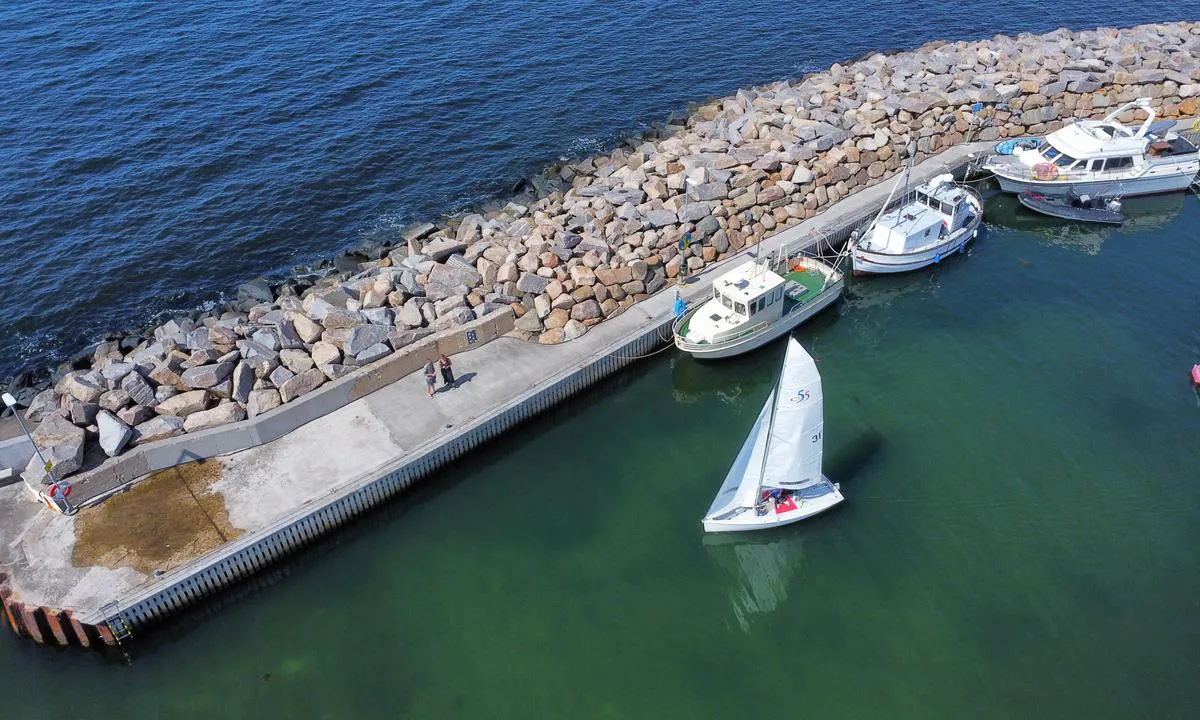 {"base": "en", "no": "Gjesteplassene i Vejbystrand er p\u00e5 venstre side, akkurat n\u00e5r du kommer inn i havnen", "se": "G\u00e4stplatserna i Vejbystrand ligger p\u00e5 v\u00e4nster sida, precis n\u00e4r du g\u00e5r in i hamnen", "en": "The guest places in Vejbystrand is on the left hand side, just as you enter the harbour", "da": "G\u00e6stepladserne i Vejbystrand er p\u00e5 venstre h\u00e5nd, lige n\u00e5r du sejler ind i havnen"}