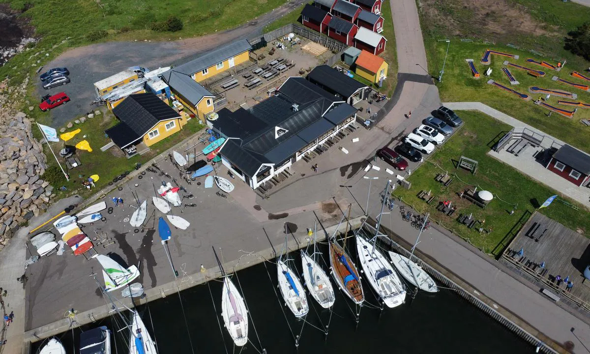 {"base": "en", "no": "I den indre havnen i Vejbystrand er det et aktivt seilersamfunn og noen f\u00e5 kafeer.", "se": "I Vejbystrands inre hamn finns det en aktiv seglargemenskap och n\u00e5gra f\u00e5 kaf\u00e9er.", "en": "In the inner harbour of Vejbystrand there is an active sailing community and a few caf\u00e9s.", "da": "I den indre havn i Vejbystrand er der et aktivt sejlermilj\u00f8 og et par caf\u00e9er."}