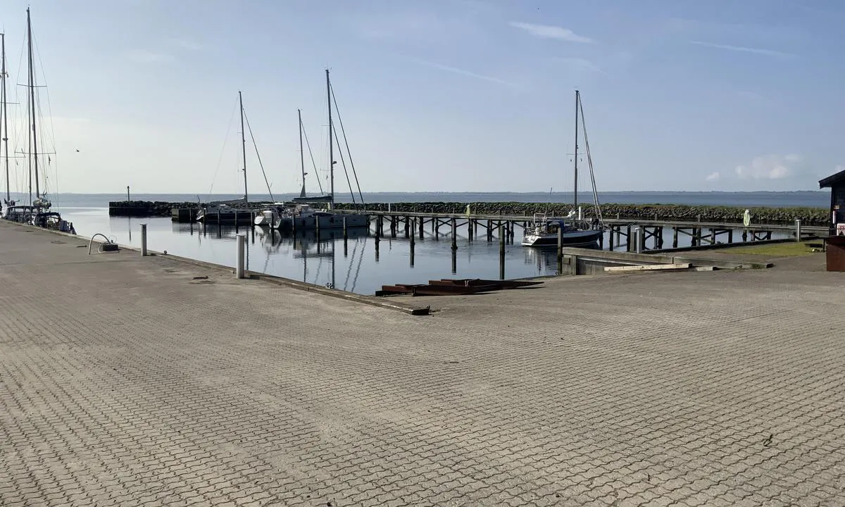 Vejrø Marina: {"base": "no", "no": "Ene siden av havnen, den andre delen er like stor", "se": "Ena sidan av hamnen, den andra delen \u00e4r lika stor", "en": "One side of the harbor, the other part is equally large", "da": "Den ene side af havnen, den anden del er lige s\u00e5 stor"}