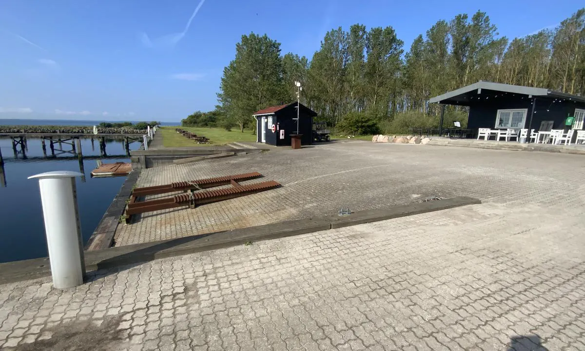 Vejrø Marina: {"base": "no", "no": "Benker og grillomr\u00e5de p\u00e5 begge sider", "se": "B\u00e4nkar och grillomr\u00e5de p\u00e5 b\u00e5da sidor", "en": "Benches and grill area on both sides", "da": "B\u00e6nke og grillomr\u00e5de p\u00e5 begge sider"}