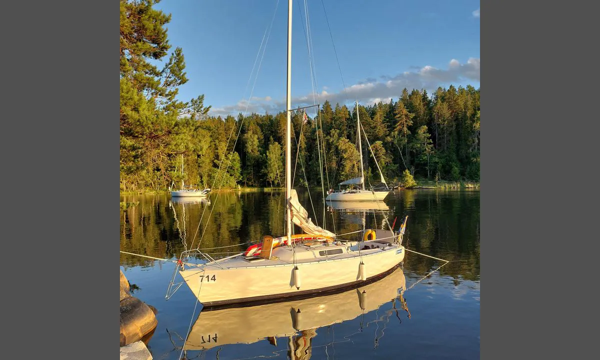 Velamsund - vik på östra sidann: {"base": "en", "no": "Fort\u00f8yning mot klippe", "se": "F\u00f6rt\u00f6jning mot klippa", "en": "Mooring towards cliff", "da": "Fort\u00f8jning mod klippe"}