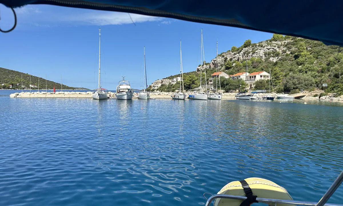 Veli Drvenik: {"base": "en", "no": "Fin pittoresk landsby beliggende rundt en rolig lagune.", "se": "Trevlig pittoresk by bel\u00e4gen runt en lugn lagun.", "en": "Nice picturesque village located around quiet lagoon.", "da": "Dejlig malerisk landsby beliggende omkring en rolig lagune."}