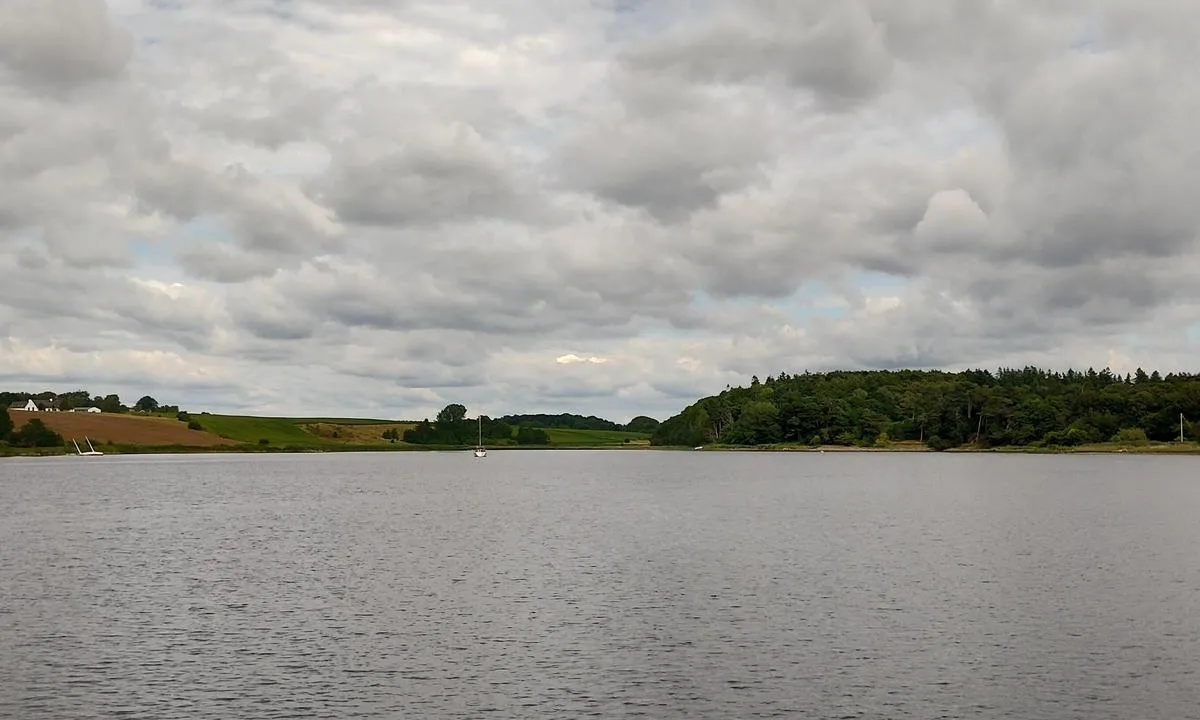 Vellerup Vig bouy: {"base": "en", "no": "Til \u00f8st n\u00e5r du g\u00e5r inn", "se": "Till \u00f6ster n\u00e4r du g\u00e5r in", "en": "To the east as you go in", "da": "Mod \u00f8st, n\u00e5r du sejler ind", "fr": "\u00c0 l'est en entrant", "de": "\u00d6stlich, wenn Sie einfahren", "es": "Hacia el este al entrar", "it": "Verso est mentre entri", "pt": "A leste ao entrar", "nl": "Naar het oosten als je binnenvaart", "pl": "Na wsch\u00f3d, jak wp\u0142ywasz", "uk": "\u041d\u0430 \u0441\u0445\u0456\u0434, \u044f\u043a \u0437\u0430\u0445\u043e\u0434\u0438\u0442\u0435", "ro": "La est pe m\u0103sur\u0103 ce intra\u021bi", "tr": "\u0130\u00e7eri girerken do\u011fuya", "el": "\u03a3\u03c4\u03b1 \u03b1\u03bd\u03b1\u03c4\u03bf\u03bb\u03b9\u03ba\u03ac \u03ba\u03b1\u03b8\u03ce\u03c2 \u03b5\u03b9\u03c3\u03ad\u03c1\u03c7\u03b5\u03c3\u03c4\u03b5", "cs": "Na v\u00fdchod, kdy\u017e vplouv\u00e1te", "hu": "Keletre, ahogy bem\u00e9sz", "fi": "Id\u00e4ss\u00e4 sis\u00e4\u00e4n ment\u00e4ess\u00e4", "bg": "\u041d\u0430 \u0438\u0437\u0442\u043e\u043a, \u043a\u043e\u0433\u0430\u0442\u043e \u0432\u043b\u0438\u0437\u0430\u0442\u0435", "sr": "Na istoku dok ulazite", "et": "Idas, kui sisse s\u00f5idad", "lv": "Uz austrumiem, kad dodaties iek\u0161\u0101", "lt": "\u012e rytus, kai \u012fplaukiate"}