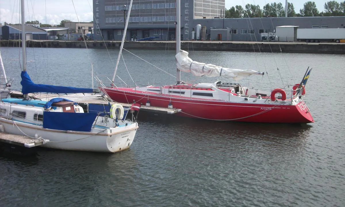Ventspils: {"base": "en", "no": "Her ser du at flytebryggen er for kort for en b\u00e5t over 30 fot. Jeg flyttet \"Anisette\" til Baltic Moor, som lett kan ta b\u00e5ter over 40 fot. St\u00f8rre b\u00e5ter g\u00e5r langs den andre siden fra flytebryggene ved hovedbetongbryggen.", "se": "H\u00e4r ser du att pontonen \u00e4r f\u00f6r kort f\u00f6r en b\u00e5t \u00f6ver 30 fot. Jag flyttade 'Anisette' till Baltic Moor som l\u00e4tt kan ta b\u00e5tar \u00f6ver 40 fot. St\u00f6rre b\u00e5tar l\u00e4gger till p\u00e5 andra sidan fr\u00e5n pontonerna p\u00e5 huvudpirens betongkaj.", "en": "Here you see pontoon is too short for a boat over 30ft. I moved \"Anisette\" to the Baltic Moor which can take boats over 40ft easily. Larger go alongside on other side from Pontoons on the main concrete pier.", "da": "Her ser du, at pontonen er for kort til en b\u00e5d over 30 fod. Jeg har flyttet \"Anisette\" til Baltisk Moor, som nemt kan tage b\u00e5de over 40 fod. St\u00f8rre b\u00e5de l\u00e6gger til p\u00e5 den anden side af pontonerne ved den store betonmole."}