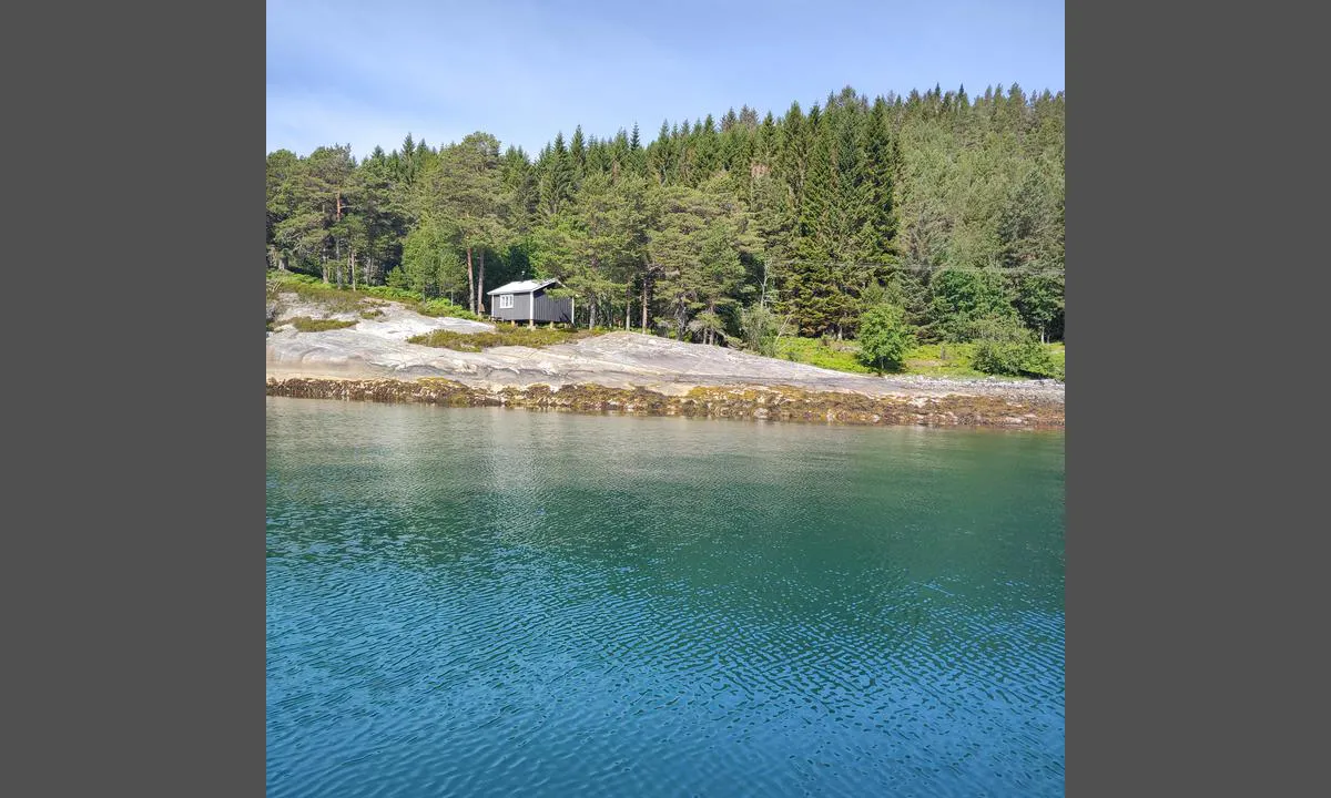 Veøya, Nordvågen: {"base": "no", "no": "DNT sin hytte p\u00e5 s\u00f8rsida ved Skjetnevika", "se": "DNT:s stuga p\u00e5 sydsidan vid Skjetnevika", "en": "DNT's cabin on the south side by Skjetnevika", "da": "DNT's hytte p\u00e5 sydsiden ved Skjetnevika"}