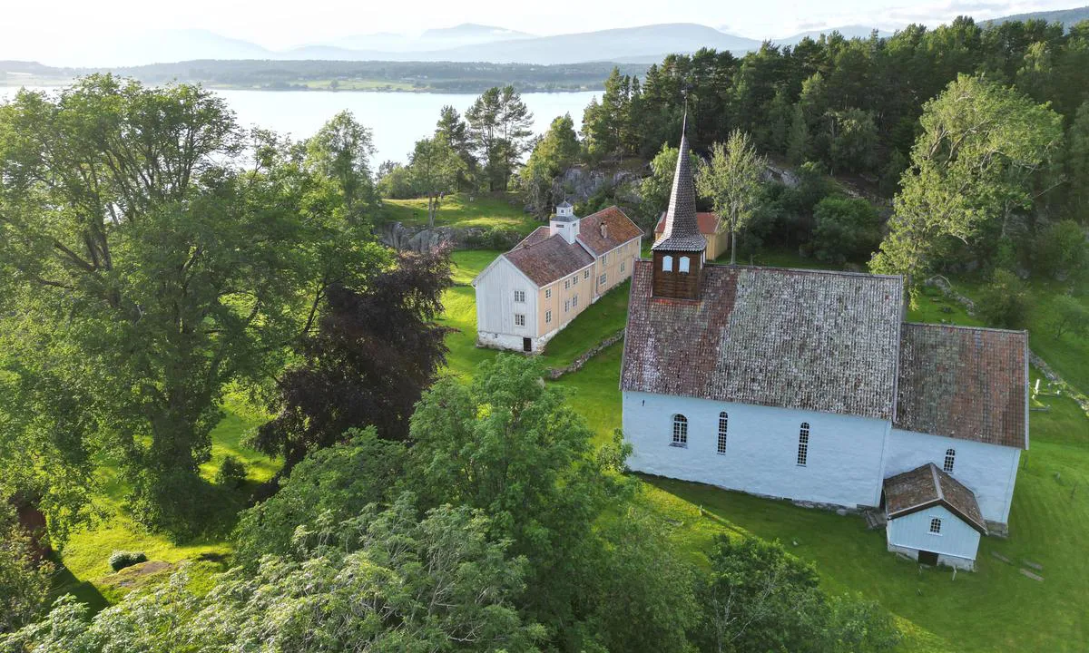 Veøya, Nordvågen: {"base": "no", "no": "Dronebilde, juli 2024. Ser her NV-over, retning Molde.", "se": "<p>Dr\u00f6narbild, juli 2024. Ser h\u00e4r nordv\u00e4st \u00f6ver, riktning Molde.</p>", "en": "Drone image, July 2024. View from the northwest, direction Molde.", "da": "Dronebillede, juli 2024. Ser her NV-over, retning Molde."}