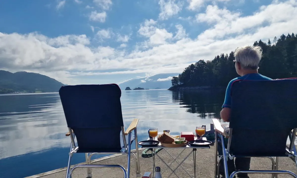 Veøya, Nordvågen: {"base": "no", "no": "Frokost p\u00e5 bryggekanten!", "se": "Frukost vid bryggkanten!", "en": "Breakfast on the pier!", "da": "Morgenmad ved kajkanten!"}