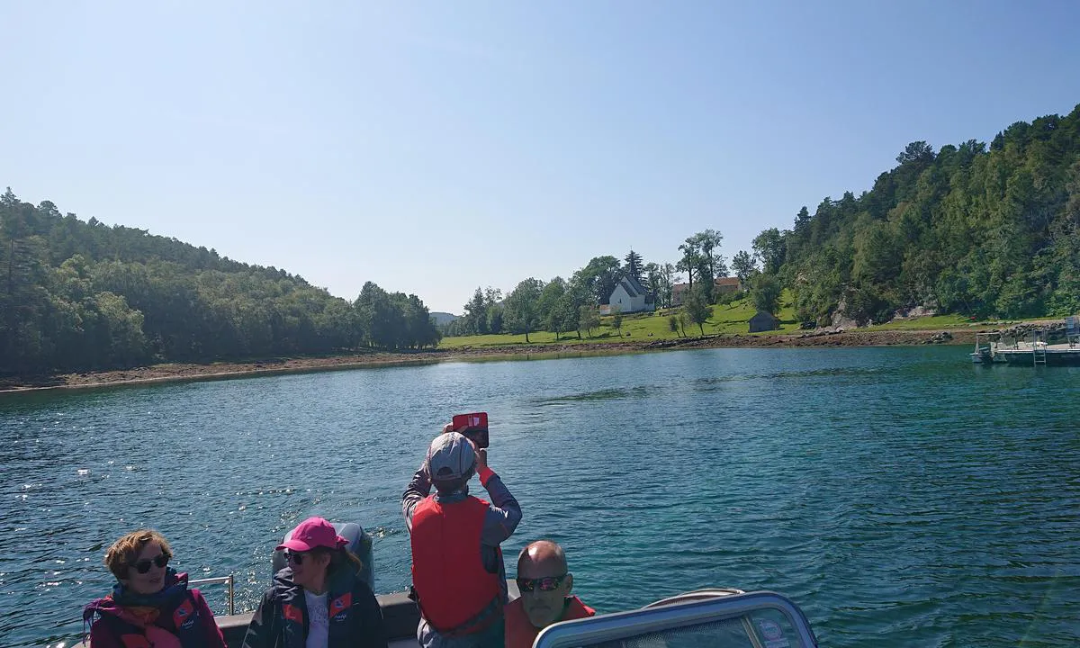 Veøya, Nordvågen: {"base": "no", "no": "Fr\u00e5 Nordv\u00e5gen med kyrkja i bakgrunnen", "se": "Fr\u00e5n Nordv\u00e5gen med kyrkan i bakgrunden", "en": "From Nordv\u00e5gen with the church in the background", "da": "Fra Nordv\u00e5gen med kirken i baggrunden"}