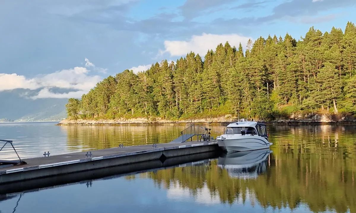 Veøya, Nordvågen: {"base": "no", "no": "Kan det bli bedre? Flotte betongflytebrygger.", "se": "Kan det bli b\u00e4ttre? Fina betongflytbryggor.", "en": "Could it get any better? Excellent concrete floating docks.", "da": "Kan det blive bedre? Fantastiske betonflydebroer."}