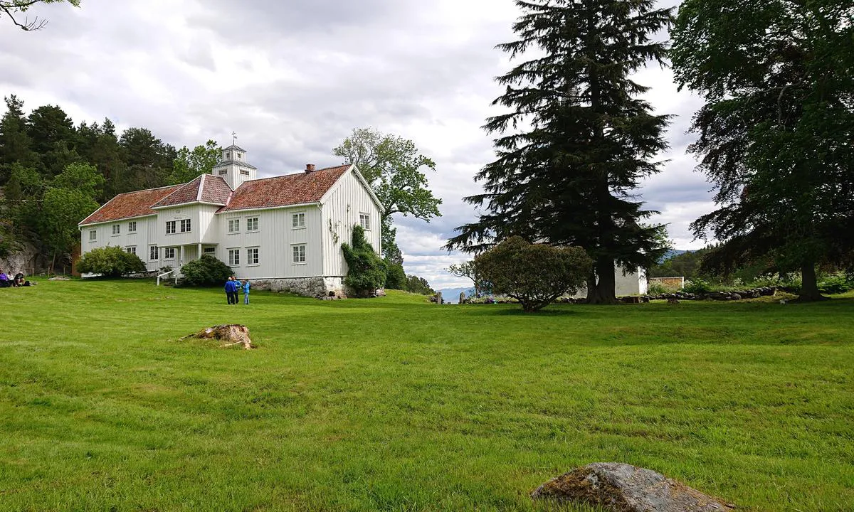 Veøya, Nordvågen: {"base": "no", "no": "Ve\u00f8y gamle prestegard", "se": "Ve\u00f8y gamla pr\u00e4stg\u00e5rd", "en": "Ve\u00f8y Old Rectory", "da": "Ve\u00f8y gamle pr\u00e6steg\u00e5rd"}