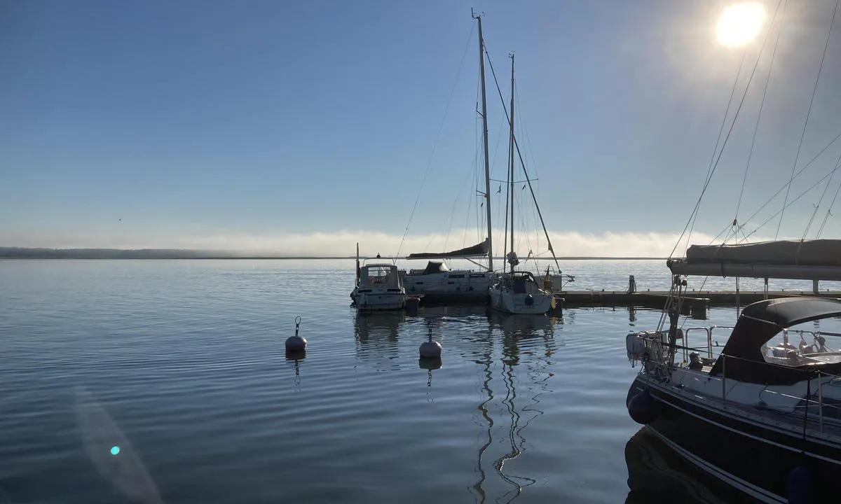 Veskiviigi Port: {"base": "se", "no": "Utsikt ut fra havnen", "se": "Utsikt ut fr\u00e5n hamnen", "en": "View out from the harbour", "da": "Udsigt ud fra havnen"}