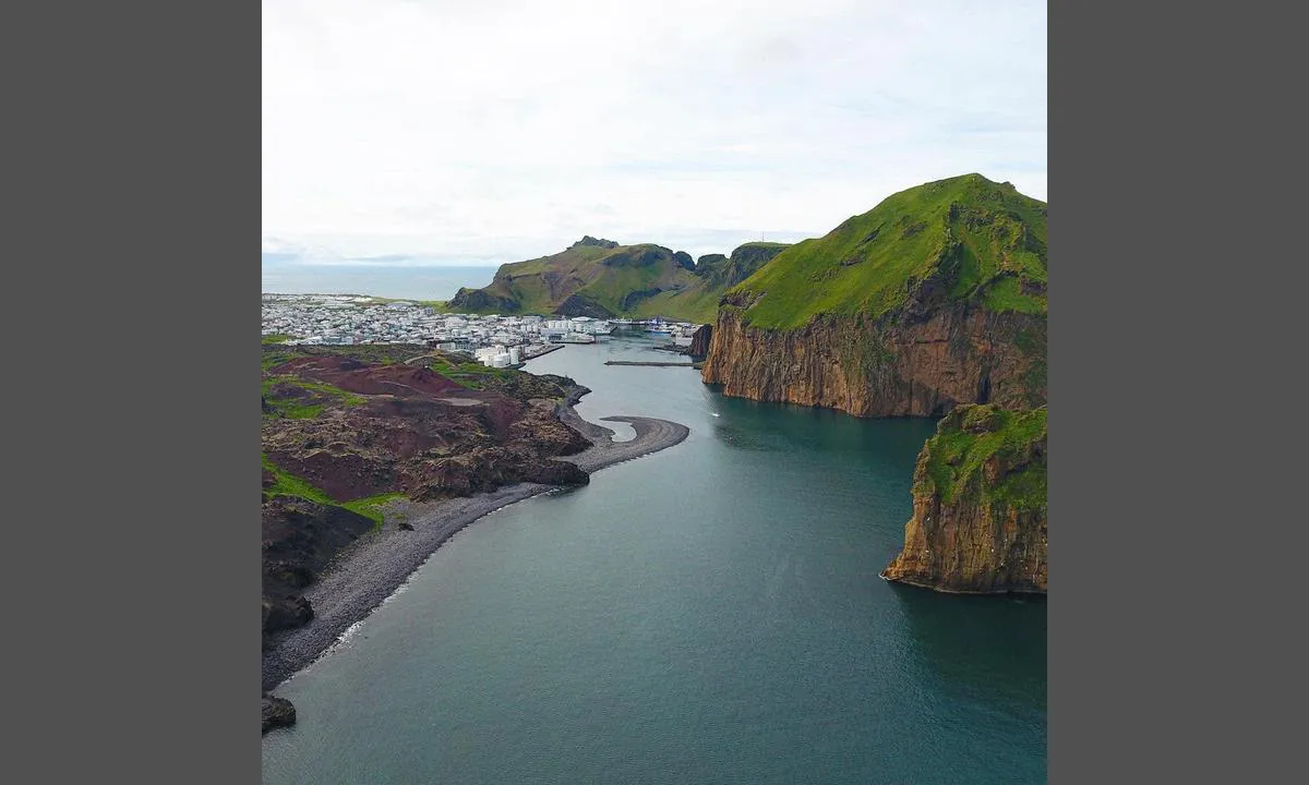 {"base": "en", "no": "Dronefoto av innseilingen til Vestmannaeyjar.", "se": "Dronfoto av ing\u00e5ngen till Vestmannaeyjar.", "en": "Drone photo of the entrance to Vestmannaeyjar.", "da": "Dronefoto af indsejlingen til Vestmannaeyjar."}
