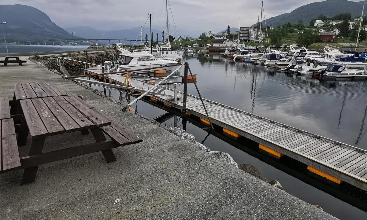 Vestnes Småbåthavn: {"base": "no", "no": "Gjestehavna langs molo.", "se": "G\u00e4sthamnen l\u00e4ngs piren.", "en": "Guest harbor along the breakwater.", "da": "G\u00e6stehavnen langs molen."}