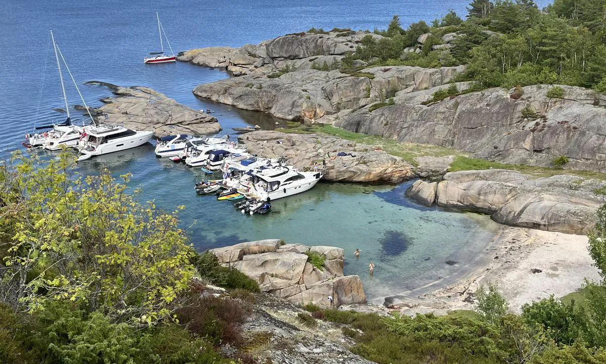 Vestre Bustein: Flott, øy hvor man ligger trygt og godt med vind fra sør. Ved innerste båt er det ca 1 m dybde