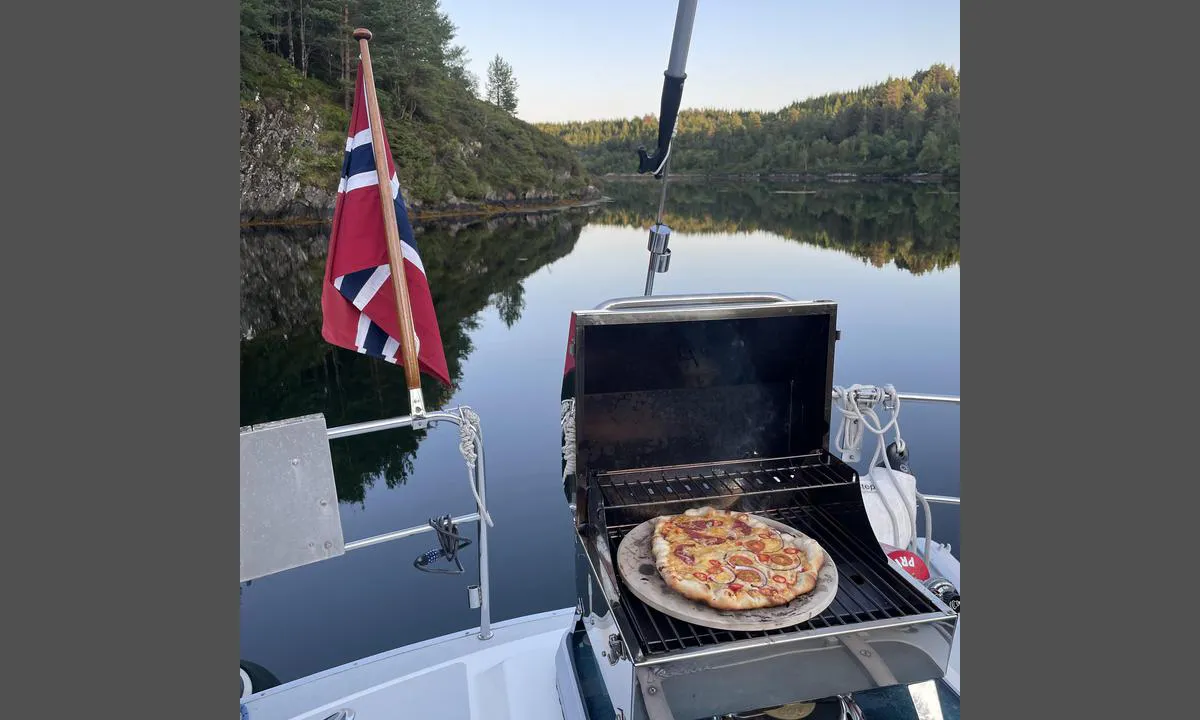 Vestre Eidsvika: {"base": "no", "no": "Dybden i viken forteller deg at det er helt greit \u00e5 lage pizza der.", "se": "Djupet i viken ber\u00e4ttar f\u00f6r dig att det \u00e4r helt okej att g\u00f6ra pizza d\u00e4r.", "en": "The depth in the cove tells you that it is perfectly fine to make pizza there.", "da": "Dybden i vigen fort\u00e6ller dig, at det er helt fint at lave pizza der."}