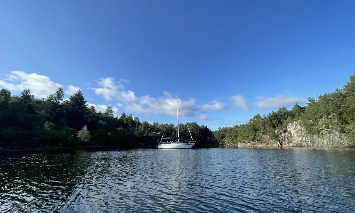 Vestre Eidsvika: {"base": "no", "no": "Bilde tatt fra lille holmen i sundet.", "se": "Bild tagen fr\u00e5n den lilla holmen i sundet.", "en": "Picture taken from the small islet in the strait.", "da": "Billede taget fra den lille holm i sundet."}