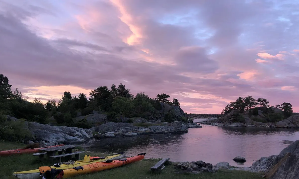 Vestre Hestholmbukta: {"base": "no", "no": "Morgenstemning i bukta. Fine teltplasser p\u00e5 gressplen med b\u00e5lplass.", "se": "Morgonst\u00e4mning i viken. Fina t\u00e4ltplatser p\u00e5 gr\u00e4smatta med eldstad.", "en": "Morning mood in the bay. Nice tent spots on the lawn with a fire pit.", "da": "Morgenstemning i bugten. Fine teltpladser p\u00e5 gr\u00e6spl\u00e6ne med b\u00e5lplads."}