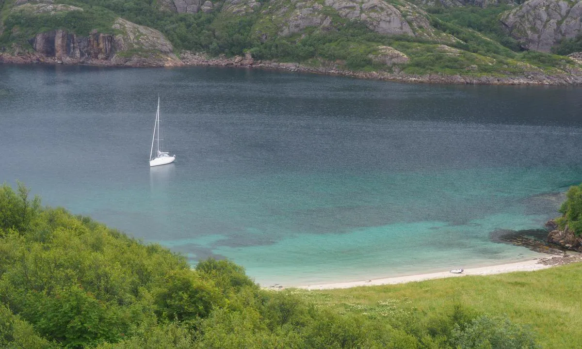 Vetøya: {"base": "no", "no": "Ankret p\u00e5 8 meters dyp (h\u00f8yvann) utenfor stranden midt p\u00e5 Vet\u00f8ya. Med 30 meter kjetting ute var det tilstrekkelig svingrom.\r\nTok ikke sjansen p\u00e5 b\u00f8ya. Ekkoloddet viste 3.8 meter ved h\u00f8yvann. Noe snaut for seilb\u00e5t ved lavvann inn mot stranda?", "se": "Ankrade p\u00e5 8 meters djup (h\u00f6gvatten) utanf\u00f6r stranden mitt p\u00e5 Vet\u00f8ya. Med 30 meter k\u00e4tting ute fanns det tillr\u00e4ckligt sv\u00e4ngrum. Tog inte chansen p\u00e5 bojen. Ekolodet visade 3,8 meter vid h\u00f6gvatten. Lite grunt f\u00f6r segelb\u00e5t vid l\u00e5gvatten in mot stranden?", "en": "Anchored at an 8-meter depth (high tide) off the beach in the middle of Vet\u00f8ya. With 30 meters of chain out, there was sufficient swing room.<br>Didn't take the chance on the buoy. The echo sounder showed 3.8 meters at high tide. A bit shallow for a sailboat at low tide close to the beach?", "da": "Ankret p\u00e5 8 meters dybde (h\u00f8jvande) uden for stranden midt p\u00e5 Vet\u00f8ya. Med 30 meter k\u00e6de ude var der tilstr\u00e6kkelig plads til at svinge. Tog ikke chancen med b\u00f8jen. Ekkoloddet viste 3,8 meter ved h\u00f8jvande. Noget sn\u00e6vert for sejlb\u00e5d ved lavvande ind mod stranden?"}