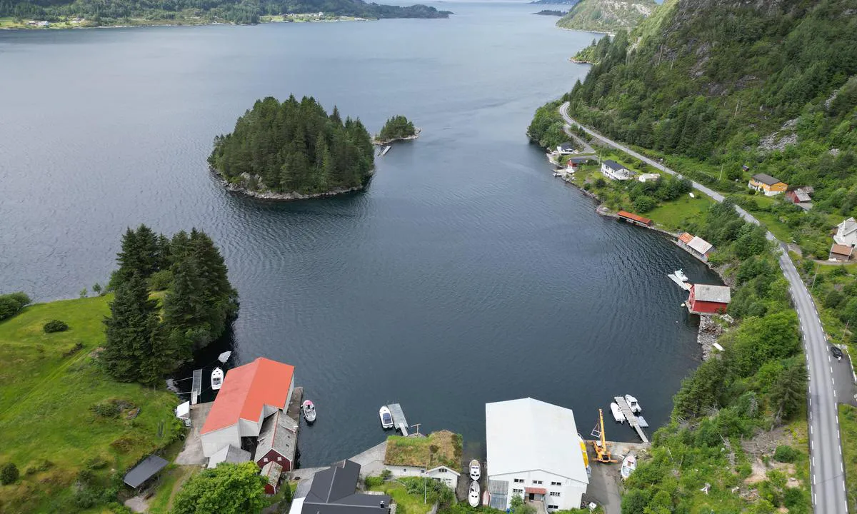 Vetrhusholmen: {"base": "no", "no": "Ankring p\u00e5 ca 13 m dybde", "se": "Ankring p\u00e5 ca 13 m djup", "en": "Anchoring at approximately 13 m depth", "da": "Ankring p\u00e5 ca. 13 m dybde"}