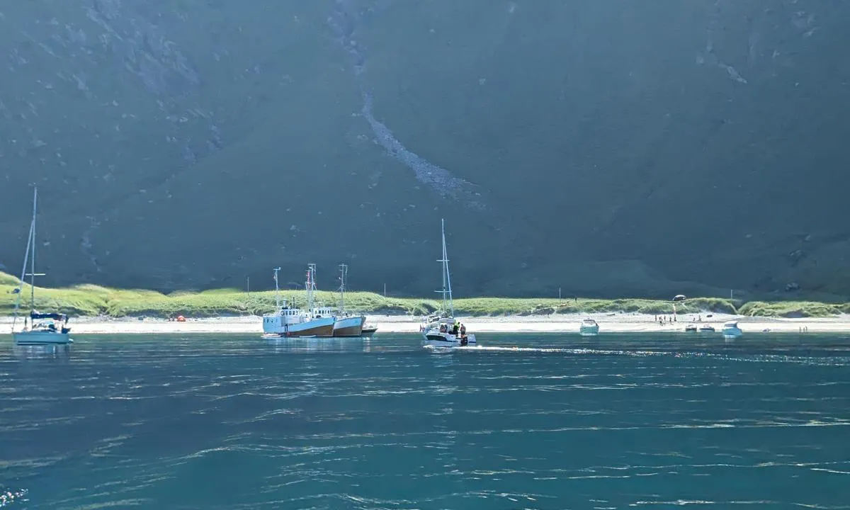 Vetvika: {"base": "no", "no": "Fin plass, litt hard sandbotn, funka bra med paraplydregg.", "se": "Fin plats, lite h\u00e5rd sandbotten, fungerade bra med paraplyankare.", "en": "Nice spot, somewhat hard sand bottom, worked well with an umbrella anchor.", "da": "Fin plads, lidt h\u00e5rdt sandbund, fungerede godt med paraplyanker."}