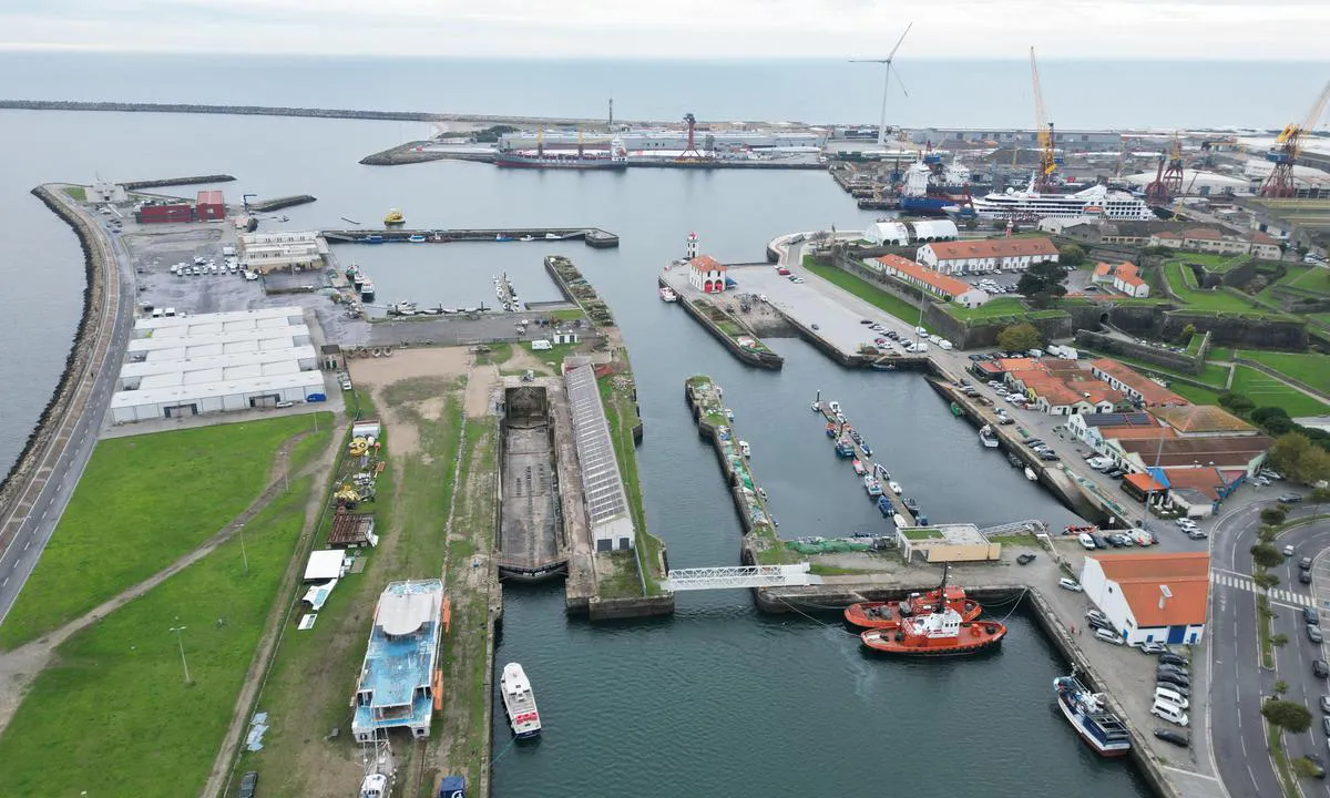 Viana do Castelo Marina: {"base": "no", "no": "Innseglinga til den indre gjestehavna. Evt opning avbru avtales p\u00e5 VHF kanal 9", "se": "Inseglingen till den inre g\u00e4sthamnen. Eventuell \u00f6ppning av bron avtalas p\u00e5 VHF kanal 9", "en": "Entrance to the inner guest harbor. Any bridge opening must be arranged on VHF channel 9.", "da": "Indsejlingen til den indre g\u00e6stehavn. Eventuel \u00e5bning af bro aftales p\u00e5 VHF kanal 9", "fr": "L'entr\u00e9e du port int\u00e9rieur pour les invit\u00e9s. Toute ouverture de pont doit \u00eatre convenue sur le canal VHF 9", "de": "Die Einfahrt in den inneren G\u00e4stehafen. Ggf. \u00d6ffnung der Br\u00fccke erfolgt nach Absprache auf VHF Kanal 9", "es": "Entrada al puerto deportivo interior. Cualquier apertura del puente se acuerda en el canal VHF 9", "it": "L'ingresso al porto turistico interno. L'eventuale apertura del ponte va concordata sul canale VHF 9", "pt": "A entrada para a marina interna de visitantes. Qualquer abertura da ponte deve ser coordenada no canal VHF 9", "nl": "De binnenvaart naar de binnenste jachthaven. Eventuele brugopening kan worden afgesproken op VHF-kanaal 9.", "pl": "Wej\u015bcie do wewn\u0119trznego portu go\u015bcinnego. Ewentualne otwarcie mostu ustalane na kanale VHF 9", "uk": "\u0412\u0445\u0456\u0434 \u0434\u043e \u0432\u043d\u0443\u0442\u0440\u0456\u0448\u043d\u044c\u043e\u0457 \u0433\u043e\u0441\u0442\u044c\u043e\u0432\u043e\u0457 \u0433\u0430\u0432\u0430\u043d\u0456. \u041c\u043e\u0436\u043b\u0438\u0432\u0435 \u0432\u0456\u0434\u043a\u0440\u0438\u0442\u0442\u044f \u043c\u043e\u0441\u0442\u0443 \u0437\u0430 \u0434\u043e\u043c\u043e\u0432\u043b\u0435\u043d\u0456\u0441\u0442\u044e \u043d\u0430 VHF \u043a\u0430\u043d\u0430\u043b\u0456 9", "ro": "Navigarea c\u0103tre portul interior pentru oaspe\u021bi. Deschiderea eventual\u0103 a podului se aranjeaz\u0103 pe canalul VHF 9", "tr": "\u0130\u00e7 misafir liman\u0131na giri\u015f. K\u00f6pr\u00fcn\u00fcn a\u00e7\u0131lmas\u0131 gerekiyorsa VHF kanal 9'dan anla\u015fma sa\u011flan\u0131r.", "el": "\u0397 \u03b5\u03af\u03c3\u03bf\u03b4\u03bf\u03c2 \u03c3\u03c4\u03bf \u03b5\u03c3\u03c9\u03c4\u03b5\u03c1\u03b9\u03ba\u03cc \u03bb\u03b9\u03bc\u03ac\u03bd\u03b9 \u03b5\u03c0\u03b9\u03c3\u03ba\u03b5\u03c0\u03c4\u03ce\u03bd. \u039f\u03c0\u03bf\u03b9\u03b1\u03b4\u03ae\u03c0\u03bf\u03c4\u03b5 \u03b4\u03b9\u03b5\u03c5\u03b8\u03ad\u03c4\u03b7\u03c3\u03b7 \u03b3\u03b9\u03b1 \u03c4\u03bf \u03ac\u03bd\u03bf\u03b9\u03b3\u03bc\u03b1 \u03c4\u03b7\u03c2 \u03b3\u03ad\u03c6\u03c5\u03c1\u03b1\u03c2 \u03c3\u03c5\u03bc\u03c6\u03c9\u03bd\u03b5\u03af\u03c4\u03b1\u03b9 \u03bc\u03ad\u03c3\u03c9 \u03c4\u03bf\u03c5 \u03ba\u03b1\u03bd\u03b1\u03bb\u03b9\u03bf\u03cd VHF 9", "cs": "Vjezd do vnit\u0159n\u00edho hostuj\u00edc\u00edho p\u0159\u00edstavu. P\u0159\u00edpadn\u00e9 otev\u0159en\u00ed mostu je nutno domluvit na VHF kan\u00e1lu 9", "hu": "A bels\u0151 vend\u00e9gkik\u00f6t\u0151be val\u00f3 bej\u00e1rat. Sz\u00fcks\u00e9g eset\u00e9n a h\u00eddnyit\u00e1st a VHF 9-es csatorn\u00e1n lehet egyeztetni.", "fi": "Sis\u00e4\u00e4najo sis\u00e4satamaan. Mahdollinen sillan avaaminen sovitaan VHF-kanavalla 9", "bg": "\u0412\u043b\u0438\u0437\u0430\u043d\u0435\u0442\u043e \u0432 \u0432\u044a\u0442\u0440\u0435\u0448\u043d\u043e\u0442\u043e \u043f\u0440\u0438\u0441\u0442\u0430\u043d\u0438\u0449\u0435 \u0437\u0430 \u0433\u043e\u0441\u0442\u0438. \u0412\u044a\u0437\u043c\u043e\u0436\u043d\u043e \u043e\u0442\u0432\u0430\u0440\u044f\u043d\u0435 \u043d\u0430 \u043c\u043e\u0441\u0442\u0430 \u0441\u0435 \u0434\u043e\u0433\u043e\u0432\u0430\u0440\u044f \u043d\u0430 VHF \u043a\u0430\u043d\u0430\u043b 9.", "sr": "\u041f\u0440\u0438\u043f\u043b\u043e\u0432 \u043a\u0430 \u0443\u043d\u0443\u0442\u0440\u0430\u0448\u045a\u043e\u0458 \u043c\u0430\u0440\u0438\u043d\u0438 \u0437\u0430 \u0433\u043e\u0441\u0442\u0435. \u041c\u043e\u0433\u0443\u045b\u0435 \u043e\u0442\u0432\u0430\u0440\u0430\u045a\u0435 \u043c\u043e\u0441\u0442\u0430 \u0434\u043e\u0433\u043e\u0432\u043e\u0440\u0438\u0442\u0438 \u043d\u0430 VHF \u043a\u0430\u043d\u0430\u043b\u0443 9", "et": "Sisses\u00f5it sisemisse k\u00fclalissadamasse. Silla v\u00f5imaliku avamise saab kokku leppida VHF-kanalil 9.", "lv": "Iebrauk\u0161ana iek\u0161\u0113j\u0101 viesu ost\u0101. Tilta atv\u0113r\u0161anu var sarun\u0101t caur VHF kan\u0101lu 9", "lt": "<p>\u012eplaukimas \u012f vidin\u012f sve\u010di\u0173 uost\u0105. Bet kokio tilto atidarymo susitarimas vyksta per VHF kanal\u0105 9.</p>"}