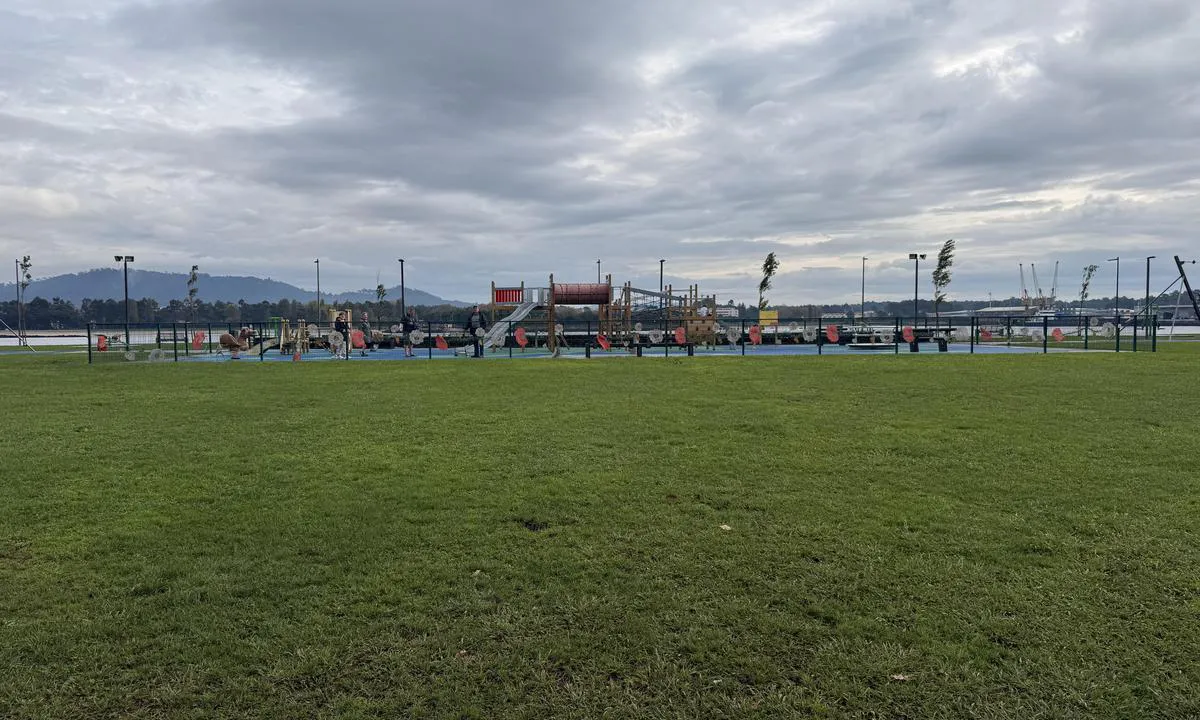 Viana do Castelo Marina: {"base": "no", "no": "Flott omr\u00e5de gor leil", "se": "Fantastiskt omr\u00e5de f\u00f6r hyrsegling", "en": "Nice area for anchorage", "da": "Dejligt omr\u00e5de for ophold", "fr": "Belle r\u00e9gion pour l'affr\u00e8tement", "de": "Sch\u00f6nes Gebiet f\u00fcr Anlegepl\u00e4tze", "es": "\u00c1rea excelente para alquiler", "it": "Bella zona per ormeggiare", "pt": "\u00d3tima \u00e1rea para velejar", "nl": "Geweldig gebied voor ligplaats", "pl": "\u015awietny obszar na \u017caglowanie", "uk": "\u0427\u0443\u0434\u043e\u0432\u0430 \u043e\u0431\u043b\u0430\u0441\u0442\u044c \u0434\u043b\u044f \u043b\u0435\u0433\u043a\u0438\u0445 \u0432\u0456\u0442\u0440\u0456\u0432", "ro": "Zon\u0103 grozav\u0103 pentru briza (suflarea) de v\u00e2nt", "tr": "Harika bir alan", "el": "\u03a5\u03c0\u03ad\u03c1\u03bf\u03c7\u03b7 \u03c0\u03b5\u03c1\u03b9\u03bf\u03c7\u03ae \u03b3\u03b9\u03b1 \u03b5\u03bd\u03bf\u03b9\u03ba\u03af\u03b1\u03c3\u03b7", "cs": "Skv\u011bl\u00e1 oblast pro kotven\u00ed", "hu": "Csod\u00e1latos ter\u00fclet Gor Leil", "fi": "Hieno alue vuokralle", "bg": "\u041f\u0440\u0435\u043a\u0440\u0430\u0441\u043d\u0430 \u0437\u043e\u043d\u0430 \u0437\u0430 \u0430\u0442\u0440\u0430\u043a\u0446\u0438\u0438", "sr": "\u041e\u0434\u043b\u0438\u0447\u043d\u043e \u043f\u043e\u0434\u0440\u0443\u0447\u0458\u0435 \u0437\u0430 \u0458\u0435\u0434\u0440\u0435\u045a\u0435", "et": "Suurep\u00e4rane piirkond rentimiseks.", "lv": "Lieliska teritorija bur\u0101\u0161anai", "lt": "Nuostabi vieta buriuotojams"}