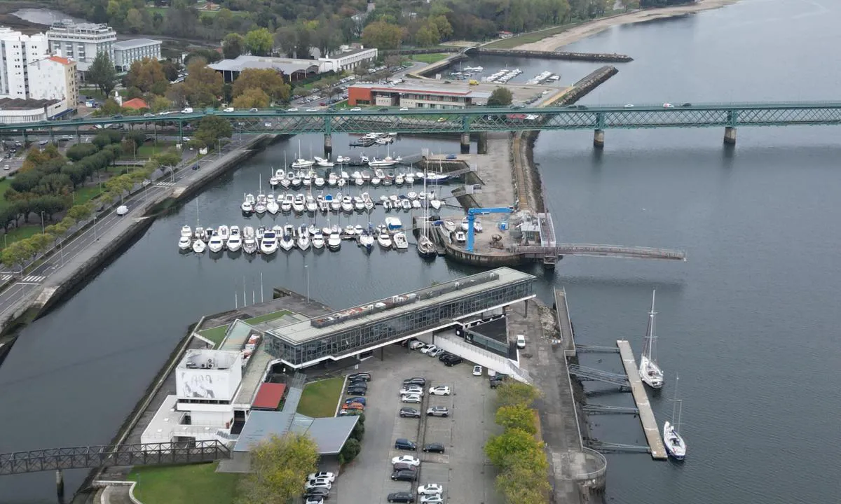 Viana do Castelo Marina: {"base": "no", "no": "Dette er den lokale marinaen.  Ute i elva er det ventebrygge.  Etter avtale kan ein ogs\u00e5 ligge her.  vatn og straum.  Obs svell ved mykje vind-", "se": "Detta \u00e4r den lokala marinan. Ute i floden finns en v\u00e4ntkaj. Efter \u00f6verenskommelse kan man ocks\u00e5 ligga h\u00e4r. Vatten och el. Obs: svall vid mycket vind.", "en": "This is the local marina. There is a waiting dock out in the river. By arrangement, you can also moor here. Water and power available. Note: Swell during strong winds.", "da": "Dette er den lokale marinaen. Ude i floden er der en ventebro. Efter aftale kan man ogs\u00e5 ligge her. vand og str\u00f8m. Obs d\u00f8nning ved meget vind.", "fr": "Ceci est la marina locale. <br> Dans la rivi\u00e8re, il y a un quai d'attente. <br> Sur accord, il est \u00e9galement possible de rester ici. <br> Eau et \u00e9lectricit\u00e9 disponibles. <br> Attention aux vagues en cas de vent fort.", "de": "Dies ist der \u00f6rtliche Yachthafen. Drau\u00dfen im Fluss gibt es einen Wartepier. Nach Vereinbarung kann man hier auch liegen. Wasser und Strom. Achtung, Wellen bei starkem Wind.", "es": "Esta es la marina local. Hay un muelle de espera en el r\u00edo. Con acuerdo previo, tambi\u00e9n se puede atracar aqu\u00ed. Agua y electricidad. Atenci\u00f3n al oleaje con mucho viento.", "it": "Questo \u00e8 il marina locale. Fuori nel fiume c'\u00e8 un pontile d'attesa. Su accordo, si pu\u00f2 anche ormeggiare qui. acqua e elettricit\u00e0. Attenzione al mare mosso con molto vento.", "pt": "Esta \u00e9 a marina local. Fora no rio h\u00e1 um pont\u00e3o de espera. Com acordo, pode-se tamb\u00e9m ficar aqui. \u00e1gua e energia. Aten\u00e7\u00e3o ao balan\u00e7o com muito vento.", "nl": "Dit is de lokale jachthaven. Er is een wachtsteiger in de rivier. Na overleg kan men hier ook aanleggen. Water en stroom beschikbaar. Let op deining bij veel wind.", "pl": "To jest lokalna marina. Na rzece znajduje si\u0119 pomost oczekiwania. Po uzgodnieniu mo\u017cna r\u00f3wnie\u017c tutaj zacumowa\u0107. woda i pr\u0105d. Uwaga na falowanie przy silnym wietrze.", "uk": "\u0426\u0435 \u043c\u0456\u0441\u0446\u0435\u0432\u0430 \u043c\u0430\u0440\u0438\u043d\u0430. \u0423 \u0440\u0456\u0447\u0446\u0456 \u0454 \u043e\u0447\u0456\u043a\u0443\u0432\u0430\u043b\u044c\u043d\u0438\u0439 \u043f\u0440\u0438\u0447\u0430\u043b. \u0417\u0430 \u0434\u043e\u043c\u043e\u0432\u043b\u0435\u043d\u0456\u0441\u0442\u044e \u043c\u043e\u0436\u043d\u0430 \u0442\u0430\u043a\u043e\u0436 \u0442\u0443\u0442 \u0437\u0430\u043b\u0438\u0448\u0430\u0442\u0438\u0441\u044f. \u0412\u043e\u0434\u0430 \u0456 \u0435\u043b\u0435\u043a\u0442\u0440\u0438\u043a\u0430. \u0423\u0432\u0430\u0433\u0430: \u0445\u0432\u0438\u043b\u0456 \u0437\u0430 \u0441\u0438\u043b\u044c\u043d\u043e\u0433\u043e \u0432\u0456\u0442\u0440\u0443.", "ro": "Aceasta este marina local\u0103. \u00cen mijlocul r\u00e2ului este un ponton de a\u0219teptare. Cu un acord prealabil, se poate sta \u0219i aici. Ap\u0103 \u0219i curent electric. Aten\u021bie la valuri \u00eenalte \u00een cazul v\u00e2ntului puternic.", "tr": "Buras\u0131 yerel marinad\u0131r. Nehirde bekleme iskelesi vard\u0131r. Anla\u015fma \u00fczerine burada da kalabilirsiniz. su ve elektrik. Dikkat, \u00e7ok r\u00fczgar oldu\u011funda dalga olabilir.", "el": "\u0391\u03c5\u03c4\u03ae \u03b5\u03af\u03bd\u03b1\u03b9 \u03b7 \u03c4\u03bf\u03c0\u03b9\u03ba\u03ae \u03bc\u03b1\u03c1\u03af\u03bd\u03b1. \u03a3\u03c4\u03bf\u03bd \u03c0\u03bf\u03c4\u03b1\u03bc\u03cc \u03c5\u03c0\u03ac\u03c1\u03c7\u03b5\u03b9 \u03ba\u03c5\u03bc\u03b1\u03c4\u03bf\u03b8\u03c1\u03b1\u03cd\u03c3\u03c4\u03b7\u03c2 \u03b1\u03bd\u03b1\u03bc\u03bf\u03bd\u03ae\u03c2. \u039c\u03b5\u03c4\u03ac \u03b1\u03c0\u03cc \u03c3\u03c5\u03bc\u03c6\u03c9\u03bd\u03af\u03b1 \u03bc\u03c0\u03bf\u03c1\u03b5\u03af\u03c4\u03b5 \u03b5\u03c0\u03af\u03c3\u03b7\u03c2 \u03bd\u03b1 \u03b1\u03b3\u03ba\u03c5\u03c1\u03bf\u03b2\u03bf\u03bb\u03ae\u03c3\u03b5\u03c4\u03b5 \u03b5\u03b4\u03ce. \u039d\u03b5\u03c1\u03cc \u03ba\u03b1\u03b9 \u03c1\u03b5\u03cd\u03bc\u03b1. \u03a0\u03c1\u03bf\u03c3\u03ad\u03be\u03c4\u03b5 \u03c4\u03bf\u03bd \u03ba\u03c5\u03bc\u03b1\u03c4\u03b9\u03c3\u03bc\u03cc \u03c3\u03b5 \u03c0\u03b5\u03c1\u03af\u03c0\u03c4\u03c9\u03c3\u03b7 \u03b9\u03c3\u03c7\u03c5\u03c1\u03ce\u03bd \u03b1\u03bd\u03ad\u03bc\u03c9\u03bd.", "cs": "Toto je m\u00edstn\u00ed marina. Venku na \u0159ece je \u010dekac\u00ed molo. Po dohod\u011b zde m\u016f\u017eete tak\u00e9 kotvit. Voda a elekt\u0159ina. Pozor na vlnobit\u00ed p\u0159i siln\u00e9m v\u011btru.", "hu": "Ez a helyi kik\u00f6t\u0151. A foly\u00f3ban van egy v\u00e1rakoz\u00f3 m\u00f3l\u00f3. Meg\u00e1llapod\u00e1s alapj\u00e1n itt is lehet horgonyozni. V\u00edz \u00e9s \u00e1ram. Figyelem, nagy hull\u00e1mok er\u0151s sz\u00e9l eset\u00e9n!", "fi": "T\u00e4m\u00e4 on paikallinen marina. <br> Ulkona joella on odotuslaituri. <br> Sopimuksen mukaan voi my\u00f6s olla t\u00e4\u00e4ll\u00e4. <br> vesi ja s\u00e4hk\u00f6. <br> Huomautus, aallokkoa kovalla tuulella.", "bg": "\u0422\u043e\u0432\u0430 \u0435 \u043c\u0435\u0441\u0442\u043d\u0438\u044f\u0442 \u043c\u0430\u0440\u0438\u043d\u0430. \u041d\u0430\u0432\u044a\u043d \u043f\u043e \u0440\u0435\u043a\u0430\u0442\u0430 \u0438\u043c\u0430 \u0447\u0430\u043a\u0430\u043b\u043d\u0430 \u043a\u0435\u0439. \u0421\u043b\u0435\u0434 \u0441\u043f\u043e\u0440\u0430\u0437\u0443\u043c\u0435\u043d\u0438\u0435 \u043c\u043e\u0436\u0435 \u0434\u0430 \u0441\u0435 \u0441\u0442\u043e\u0438 \u0438 \u0442\u0443\u043a. \u0432\u043e\u0434\u0430 \u0438 \u0442\u043e\u043a. \u0412\u043d\u0438\u043c\u0430\u043d\u0438\u0435 \u043a\u044a\u043c \u0432\u044a\u043b\u043d\u0438\u0442\u0435 \u043f\u0440\u0438 \u0441\u0438\u043b\u0435\u043d \u0432\u044f\u0442\u044a\u0440.", "sr": "\u041e\u0432\u043e \u0458\u0435 \u043b\u043e\u043a\u0430\u043b\u043d\u0430 \u043c\u0430\u0440\u0438\u043d\u0430. \u041d\u0430\u043f\u043e\u0459\u0443 \u0443 \u0440\u0435\u0446\u0438 \u0458\u0435 \u0447\u0435\u043a\u0430\u043e\u043d\u0438\u0446\u0430 \u0437\u0430 \u043f\u0440\u0438\u0441\u0442\u0430\u0458\u0430\u045a\u0435. \u041f\u0440\u0435\u043c\u0430 \u0434\u043e\u0433\u043e\u0432\u043e\u0440\u0443, \u043c\u043e\u0433\u0443\u045b\u0435 \u0458\u0435 \u0438 \u0442\u0443 \u043f\u0440\u0438\u0441\u0442\u0430\u0442\u0438. \u0412\u043e\u0434\u0430 \u0438 \u0441\u0442\u0440\u0443\u0458\u0430. \u041f\u0430\u0437\u0438\u0442\u0435 \u043d\u0430 \u0442\u0430\u043b\u0430\u0441\u0430\u045a\u0435 \u043a\u0430\u0434 \u0458\u0435 \u0458\u0430\u043a \u0432\u0435\u0442\u0430\u0440.", "et": "See on kohalik jahtsadam. J\u00f5es on ootekaid. Kokkleppel v\u00f5ib siin samuti peatuda. Vesi ja elekter. T\u00e4helepanu lainetus suurte tuultega.", "lv": "\u0160\u012b ir viet\u0113j\u0101 osta. Upes vid\u016b ir pagaid\u0101m piest\u0101tne. Ar iepriek\u0161\u0113jo vieno\u0161anos var ar\u012b \u0161eit pietauvoties. Ir pieejams \u016bdens un elektr\u012bba. Uzman\u012bbu! Lieli vi\u013c\u0146i stipra v\u0113ja laik\u0101.", "lt": "Tai vietin\u0117 prieplauka. Up\u0117je yra laukimo prieplauka. Susitarus galima \u010dia pasilikti. vanduo ir elektra. Svarbu: banga esant stipriam v\u0117jui."}