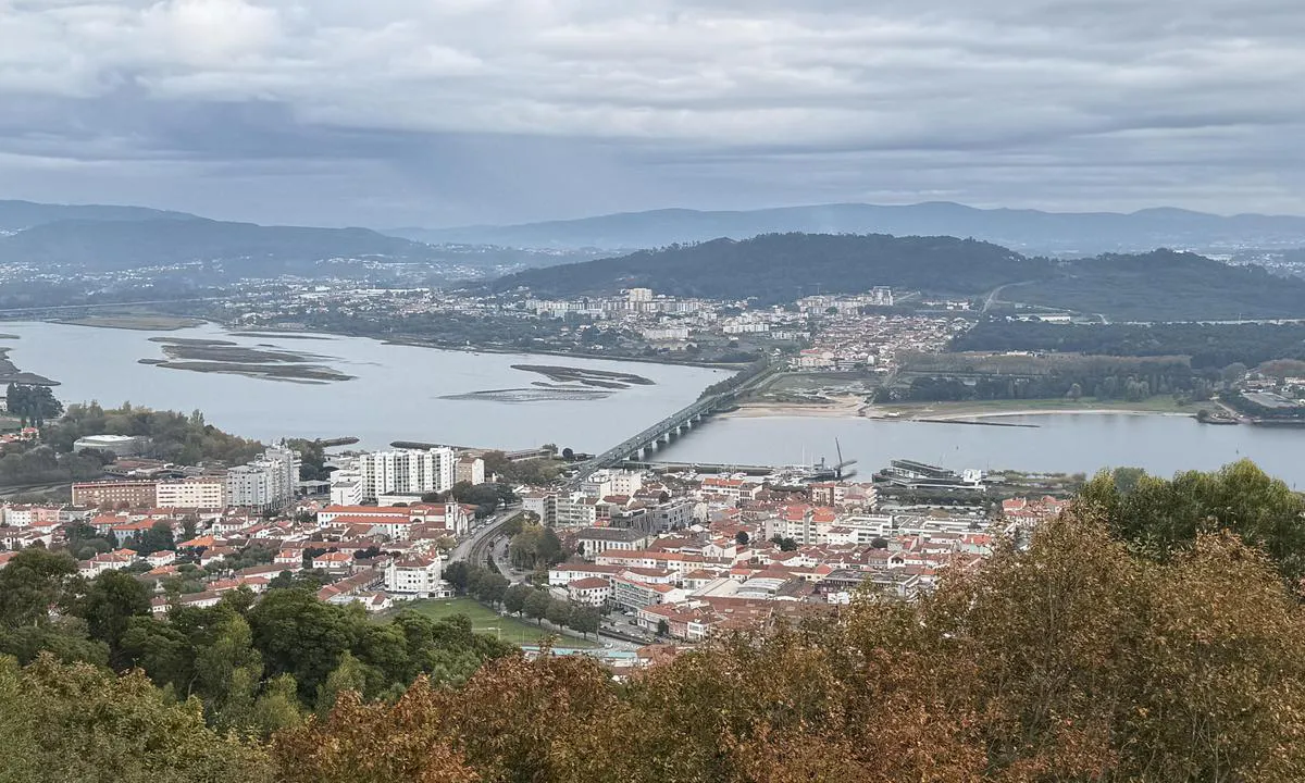 Viana do Castelo Marina: {"base": "no", "no": "Utsikt mot byen", "se": "Utsikt mot staden", "en": "View towards the city", "da": "Udsigt mod byen", "fr": "Vue sur la ville", "de": "Aussicht auf die Stadt", "es": "Vista hacia la ciudad", "it": "Vista sulla citt\u00e0", "pt": "Vista para a cidade", "nl": "Uitzicht op de stad", "pl": "Widok na miasto", "uk": "\u0412\u0438\u0434 \u043d\u0430 \u043c\u0456\u0441\u0442\u043e", "ro": "Vedere spre ora\u0219", "tr": "\u015eehre kar\u015f\u0131 manzara", "el": "\u0398\u03ad\u03b1 \u03c0\u03c1\u03bf\u03c2 \u03c4\u03b7\u03bd \u03c0\u03cc\u03bb\u03b7", "cs": "V\u00fdhled na m\u011bsto", "hu": "Kil\u00e1t\u00e1s a v\u00e1rosra", "fi": "N\u00e4kym\u00e4 kaupunkiin", "bg": "\u0418\u0437\u0433\u043b\u0435\u0434 \u043a\u044a\u043c \u0433\u0440\u0430\u0434\u0430", "sr": "\u041f\u043e\u0433\u043b\u0435\u0434 \u043d\u0430 \u0433\u0440\u0430\u0434", "et": "Vaade linnale", "lv": "Skats uz pils\u0113tu", "lt": "Vaizdas \u012f miest\u0105"}