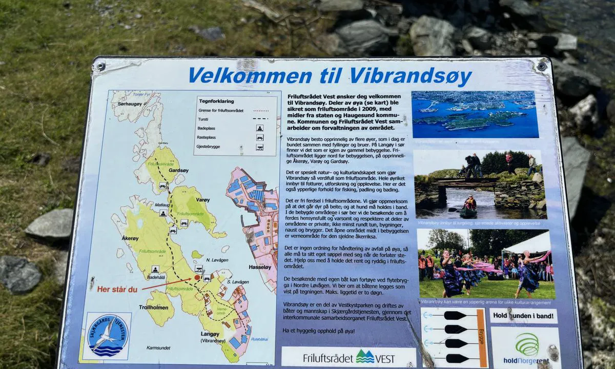 Vibrandsøy - Haugesund: {"base": "no", "no": "Fort\u00f8yning tillat for 2 d\u00f8gn, det oppfordres til bruk av hekkanker. Bryggen har en utrigger p\u00e5 innsiden, fint turomr\u00e5de, men veldig mye saueb\u00e6sj, s\u00e5 sjekk skoene f\u00f8r du g\u00e5r ombord igjen,", "se": "F\u00f6rt\u00f6jning till\u00e5ten i 2 dygn, det uppmanas att anv\u00e4nda h\u00e4ckankare. Bryggan har en utf\u00e4llare p\u00e5 insidan, fint promenadomr\u00e5de men mycket f\u00e5rbajs, s\u00e5 kontrollera skorna innan du g\u00e5r ombord igen.", "en": "Mooring allowed for 2 days, use of stern anchor is encouraged. The pier has a floating dock on the inside, a nice hiking area, but a lot of sheep droppings, so check your shoes before boarding again.", "da": "Fort\u00f8jning tilladt i 2 d\u00f8gn, det opfordres til brug af h\u00e6kanker. Bryggen har en utrigger p\u00e5 indersiden, fint vandreomr\u00e5de, men meget f\u00e5rem\u00f8g, s\u00e5 tjek skoene f\u00f8r du g\u00e5r ombord igen."}