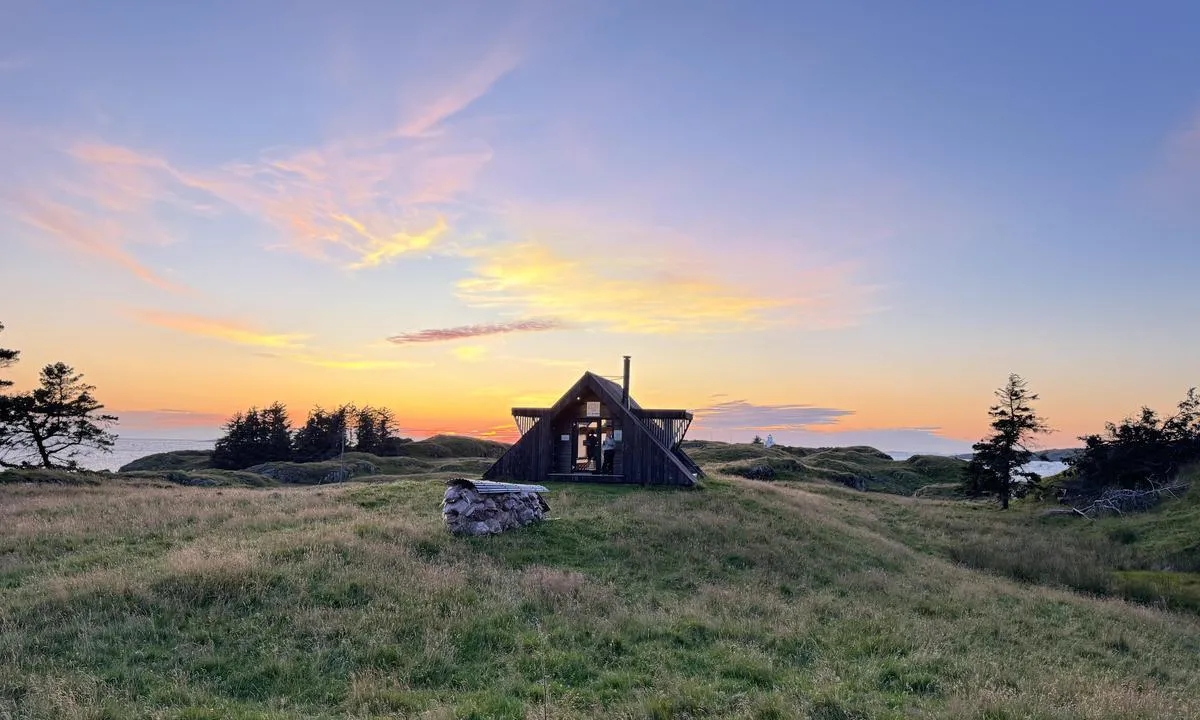 Vibrandsøy - Haugesund: {"base": "no", "no": "Ett par hundre meters tur fra gjestebryggen finne du dagsturhytten", "se": "Ett par hundra meters promenad fr\u00e5n g\u00e4stbryggan hittar du utflyktshytten", "en": "A couple of hundred meters walk from the guest dock you will find the day trip cabin.", "da": "Et par hundrede meters tur fra g\u00e6stebroen finder du dagsturhytten"}