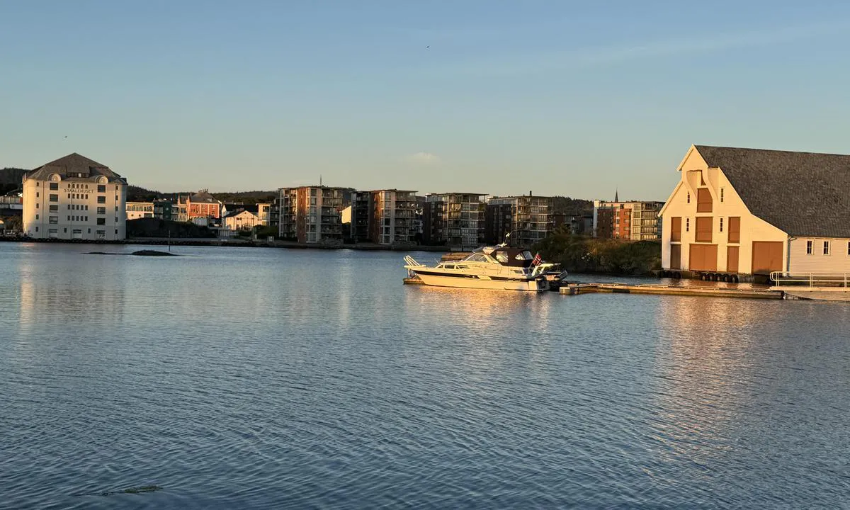 Vibrandsøy - Haugesund: {"base": "no", "no": "Gjestebrygge fra vest", "se": "G\u00e4stbrygga fr\u00e5n v\u00e4st", "en": "Guest dock from west", "da": "G\u00e6stebro fra vest"}