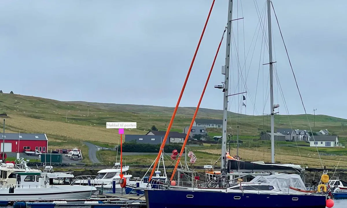Vidlin Marina: {"base": "no", "no": "N\u00f8kkel til porten p\u00e5 enden av moloen finnes bak p\u00e5 stativet for livb\u00f8ya", "se": "Nyckel till porten vid slutet av v\u00e5gbrytaren finns p\u00e5 baksidan av livbojens stativ", "en": "The key to the gate at the end of the pier can be found on the back of the lifebuoy stand", "da": "N\u00f8gle til porten for enden af molen findes bag p\u00e5 stativet for redningskransen"}