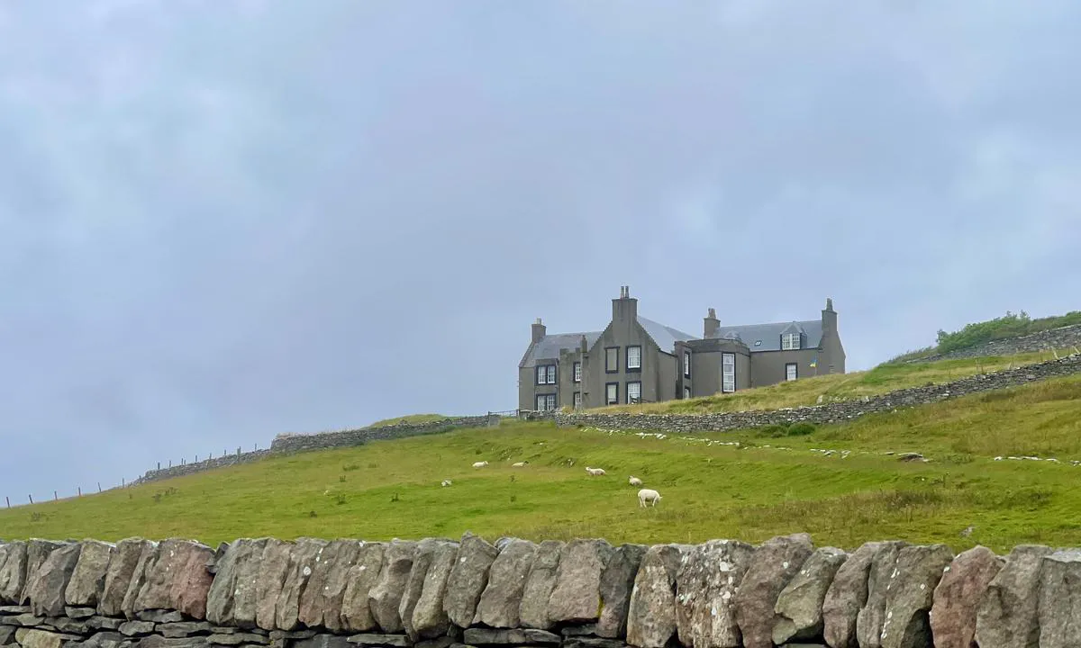 Vidlin Marina: Det er en fin sykkel eller gå tur langs veien til Lunna Voe og Lunna House det Shetlands Larsen og gjengen en stund hadde hovedkvarter under krigen.