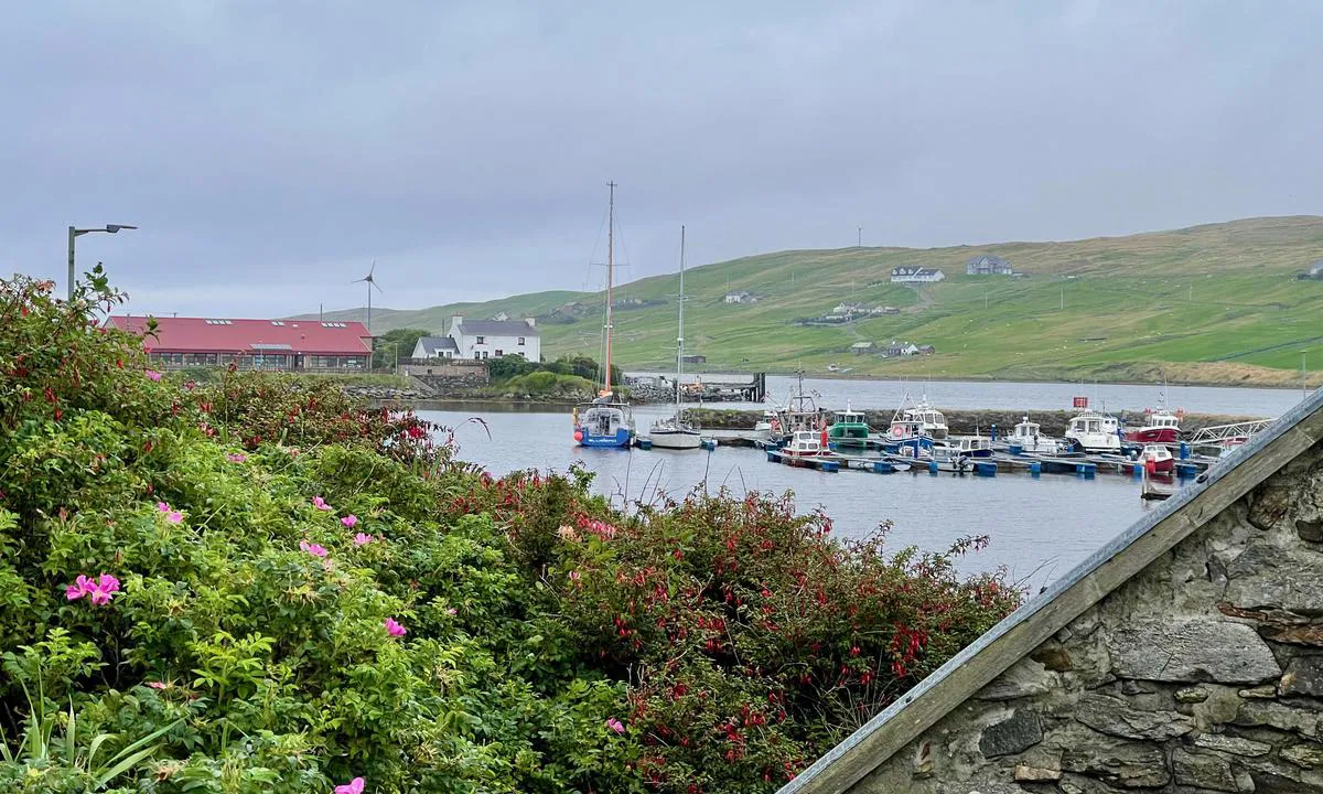 Vidlin Marina: {"base": "no", "no": "Veldig trivelig omr\u00e5de. Det blir fort grunt innover i havna mot brygge 2", "se": "V\u00e4ldigt trevligt omr\u00e5de. Det blir snabbt grunt in\u00e5t i hamnen mot brygga 2", "en": "Very pleasant area. It quickly becomes shallow further into the harbor towards pier 2", "da": "Meget hyggeligt omr\u00e5de. Det bliver hurtigt lavvandet l\u00e6ngere inde i havnen mod bro 2"}