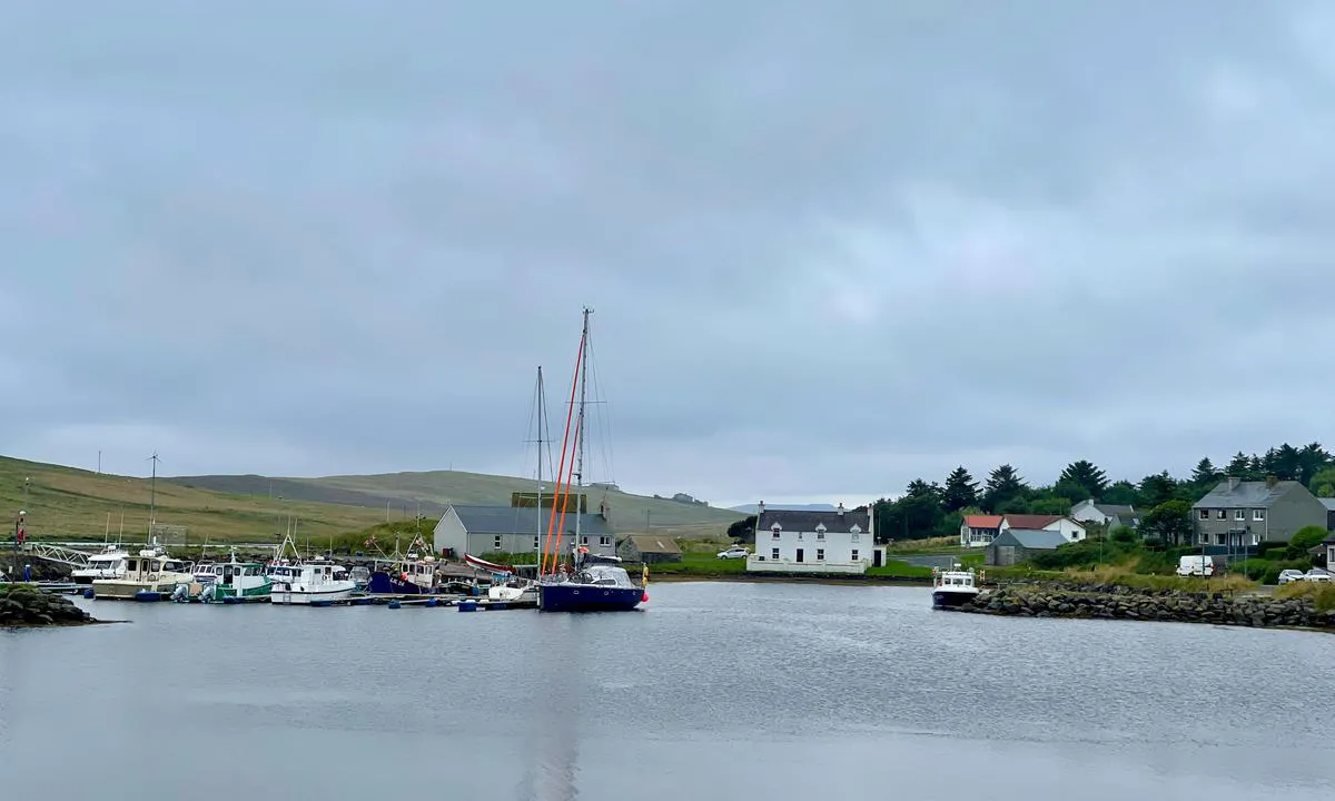 Vidlin Marina: {"base": "no", "no": "Fort\u00f8ye longside p\u00e5 enden av den f\u00f8rste brygga. Det blir fort grunt for seilb\u00e5ter lenger innover i havna.", "se": "F\u00f6rt\u00f6j l\u00e5ngsides vid \u00e4nden av den f\u00f6rsta bryggan. Det blir snabbt grunt f\u00f6r segelb\u00e5tar l\u00e4ngre in i hamnen.", "en": "Moor alongside the end of the first pier. It quickly becomes shallow for sailboats further into the harbor.", "da": "Fort\u00f8j langskibs ved enden af den f\u00f8rste bro. Det bliver hurtigt lavvandet for sejlb\u00e5de l\u00e6ngere ind i havnen."}