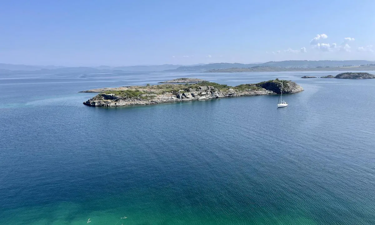 Vignesholmane er et naturreservat med begrenset ferdsel i hekkeperioden. Området må karakteriseres som en typisk godværshavn. Bildet et tatt mot nordøst i retning Finnøy og Sjernarøy.