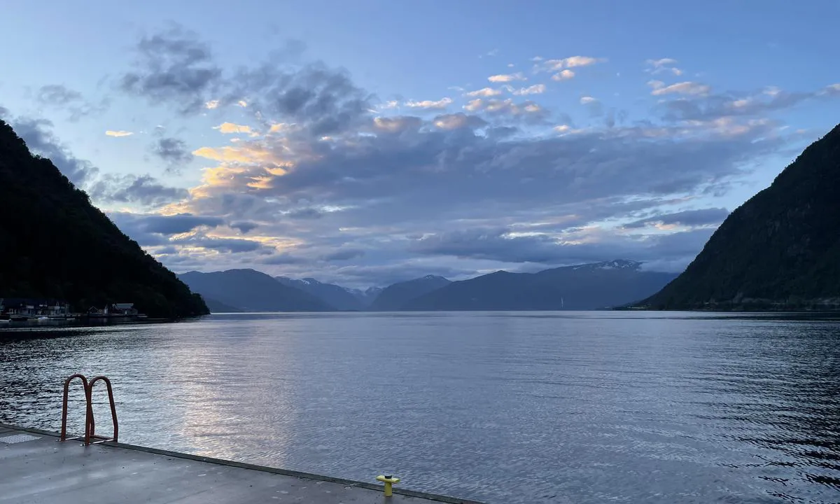 Vik Gjestehavn - Vikøyri: Utsikt ut fjorden mot Balestrand