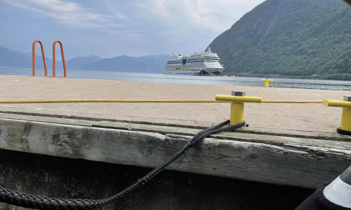Vik Gjestehavn - Vikøyri: {"base": "no", "no": "Utsikt ut fjorden med Gjestebrygga i forkant", "se": "Utsikt ut fjorden med G\u00e4stbryggan i f\u00f6rgrunden", "en": "View out the fjord with the guest pier in the foreground", "da": "Udsigt ud fjorden med G\u00e6stebroen i forgrunden"}