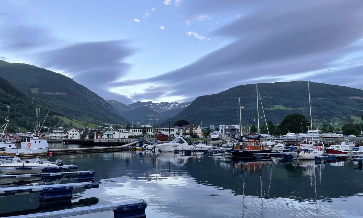 {"base": "no", "no": "Utsikt innover Vik fra brygga", "se": "Utsikt in mot Vik fr\u00e5n bryggan", "en": "View inward towards Vik from the dock", "da": "Udsigt ind over Vik fra broen"}