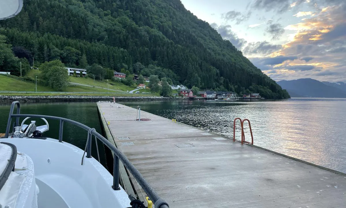 Vik Gjestehavn - Vikøyri: {"base": "no", "no": "Gjestebrygga. Diselfylling til venstre like utfor bildet", "se": "G\u00e4stbryggan. Dieselp\u00e5fyllning till v\u00e4nster precis utanf\u00f6r bilden", "en": "Guest dock. Diesel filling to the left just outside the picture", "da": "G\u00e6stebroen. Dieselp\u00e5fyldning til venstre lige uden for billedet"}