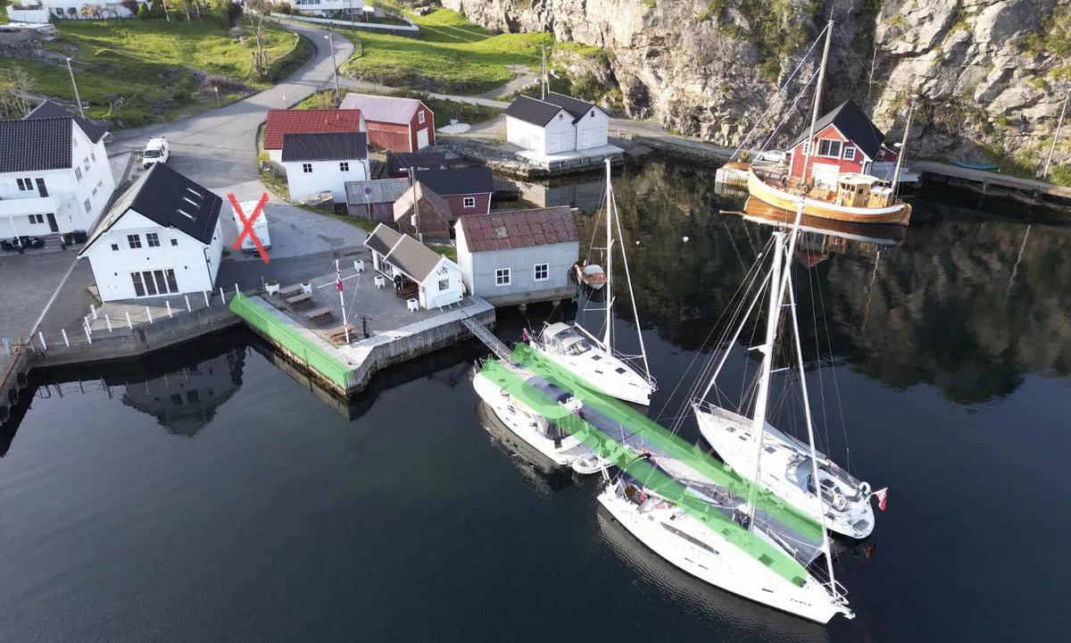 Vikavågen Gjestebrygge: {"base": "no", "no": "Flytebrygge med str\u00f8m og vann p\u00e5 flytebryggen.\r\n\r\nBenker p\u00e5 kaien.\r\nBua med bok skap og bilde utstilling. \r\nVerdens minste maritime museum nord for bua.\r\n\r\nKaifront kan brukes, str\u00f8m finner en da i str\u00f8mskap p\u00e5 stolpe\r\n\r\nS\u00f8ppel legges i spann som st\u00e5r nord for bua.", "se": "Flytbrygga med el och vatten p\u00e5 flytbryggan.<br><br>B\u00e4nkar p\u00e5 kajen.<br>Boden med bokhylla och bildutst\u00e4llning.<br>V\u00e4rldens minsta maritima museum norr om boden.<br><br>Kajfronten kan anv\u00e4ndas, el finns d\u00e5 i elsk\u00e5pet p\u00e5 stolpe.<br><br>Sopor l\u00e4ggs i tunnor som st\u00e5r norr om boden.", "en": "Floating dock with power and water on the floating dock.<br><br>Benches on the quay.<br>The shed with a bookcase and photo exhibition.<br>The world\u2019s smallest maritime museum north of the shed.<br><br>The quay front can be used, power can then be found in power boxes on poles.<br><br>Garbage is to be placed in the bin located north of the shed.", "da": "Flydebro med str\u00f8m og vand p\u00e5 flydebroen. <br><br>B\u00e6nke p\u00e5 kajen. <br><br>Bua med bogskab og billedeudstilling. <br><br>Verdens mindste maritime museum nord for bua. <br><br>Kajfront kan benyttes, str\u00f8m findes i elskab p\u00e5 stolpe. <br><br>Affald l\u00e6gges i spande, som st\u00e5r nord for bua."}
