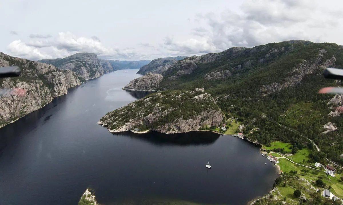 Vikavågen - Lysefjorden: {"base": "en", "no": "Vakre bukt, ingen oppdrettsanlegg lenger. Mye plass og grunt vann, selv med strender. Ser inn i fjorden.", "se": "Vacker vik, ingen fiskodling l\u00e4ngre. Mycket utrymme och grunt vatten \u00e4ven med str\u00e4nder. Vetter mot fjorden.", "en": "Bedutiful bay, no fish farm anymore. Lots of space and shallow water even with beaches. Looking into the fjord.", "da": "Smuk bugt, ingen fiskeopdr\u00e6t l\u00e6ngere. Masser af plads og lavt vand, selv med strande. Udsigt ind i fjorden."}