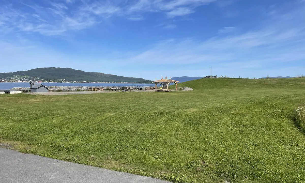 Vike Småbåtforening: {"base": "no", "no": "Anlegget er felles med bobil og campingturister.", "se": "Anl\u00e4ggningen delas med husbilar och campingturister.", "en": "The facility is shared with motorhome and camping tourists.", "da": "Anl\u00e6gget deles med autocampere og campister."}