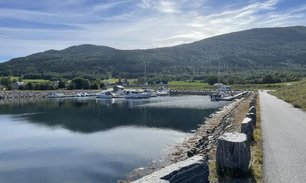 Vike Småbåtforening: Gjestebrygge til høyre. 3-4 plasser.
Dybde ca. 2 m.
Innseiling fra nord, kan være vanskelig å se.