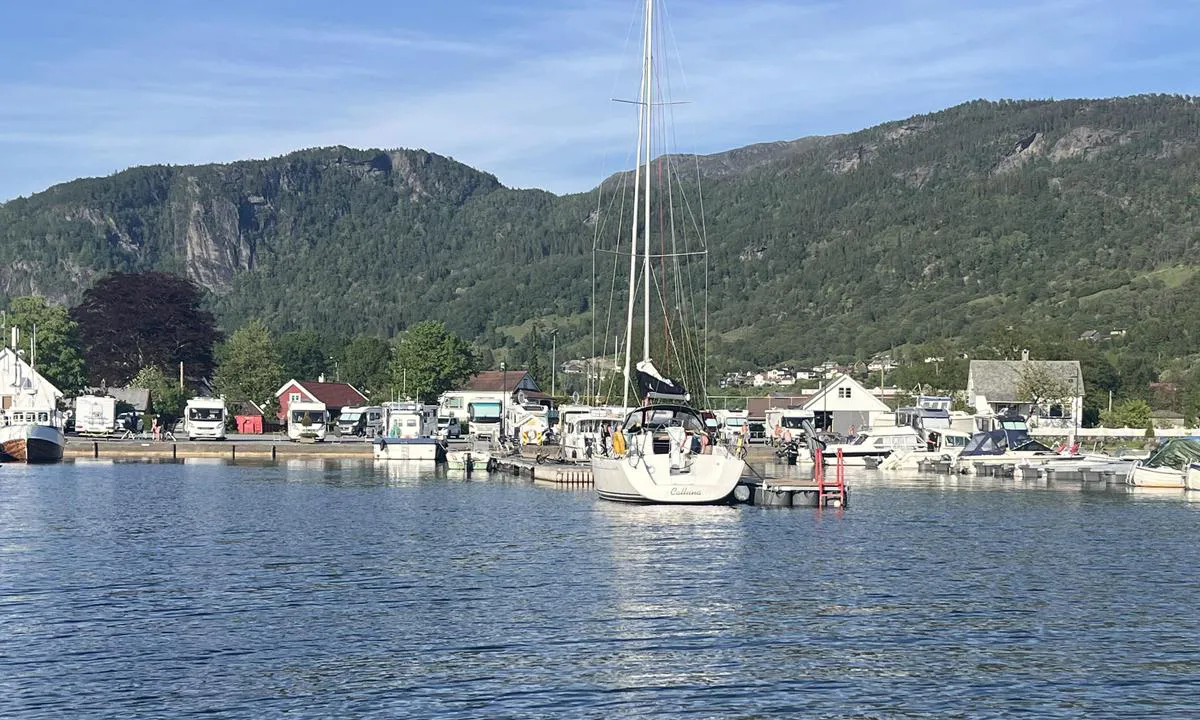 Vikedal Båthavn: Ligger så langt ut som mulig på ny flytebrygge. Ca 2 m.